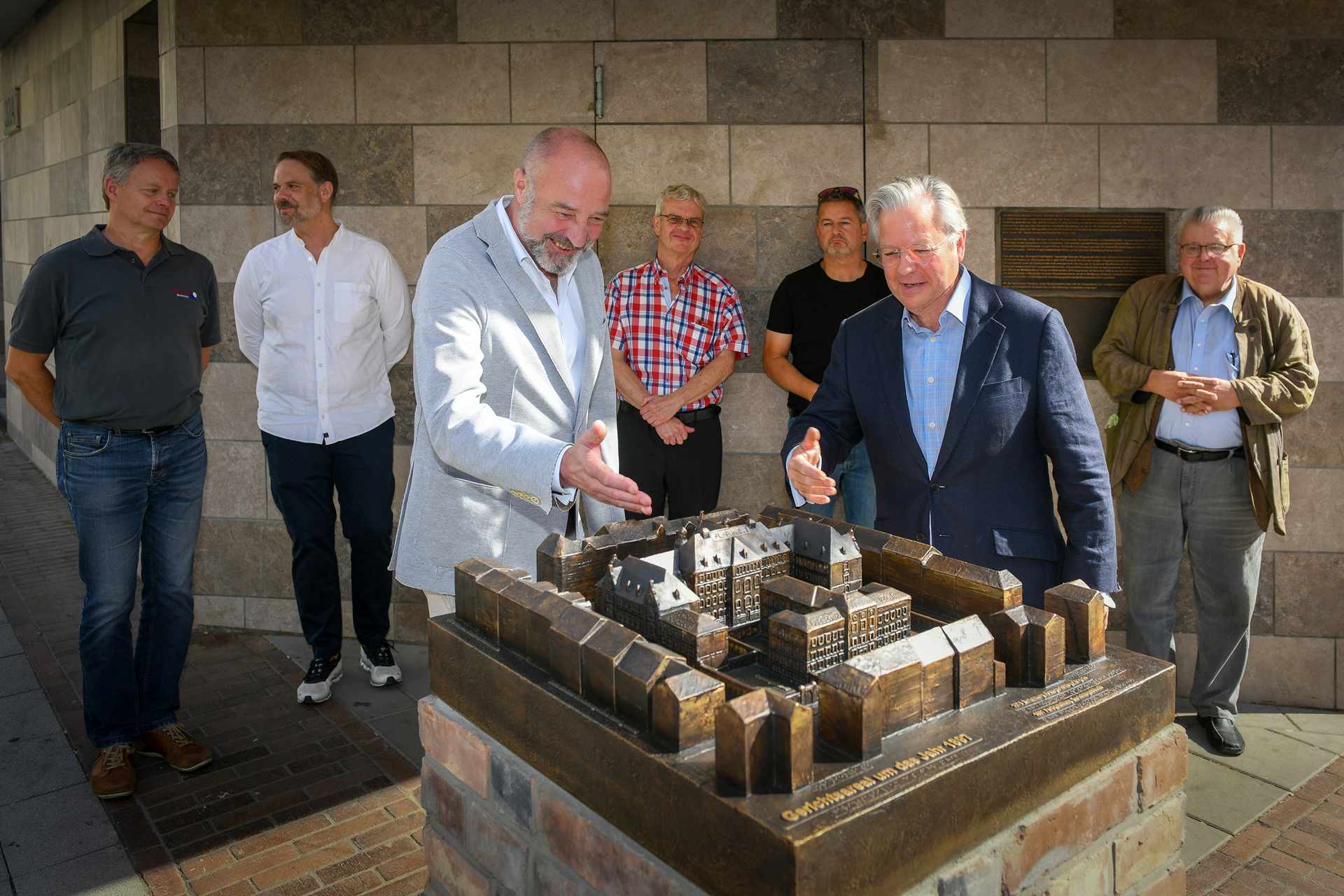 v.l.: Architekt Roland Effgen und NHW-Geschäftsführer Dr. Constantin Westphal mit dem enthüllten Tastmodell. Foto: NHW/Keck