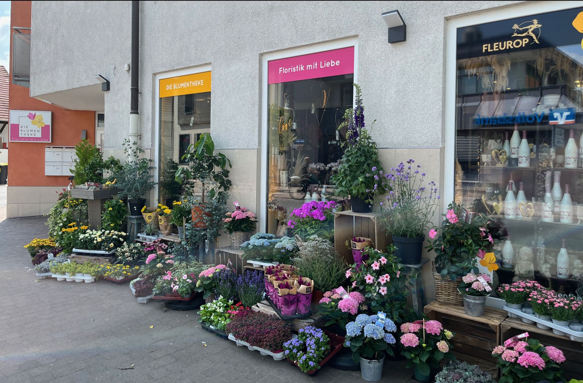 Viele Blumen vor einem Geschäft