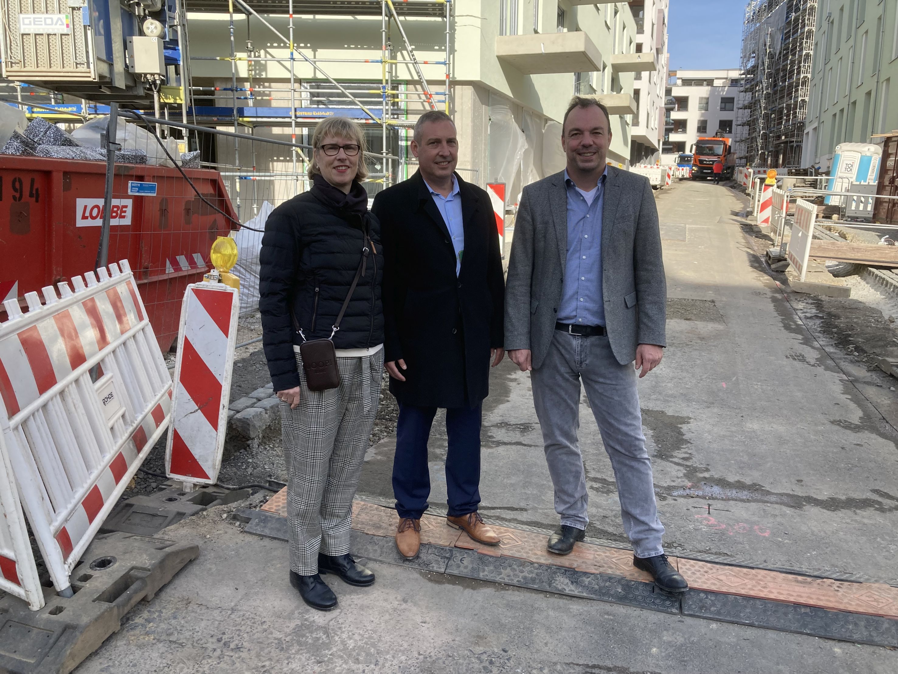 NHW-Geschäftsführerin Monika Fontaine-Kretschmer, Kassels Oberbürgermeister Christian Geselle (re.) und Regionalcenterleiter Sascha Holstein besichtigen das MartiniTor