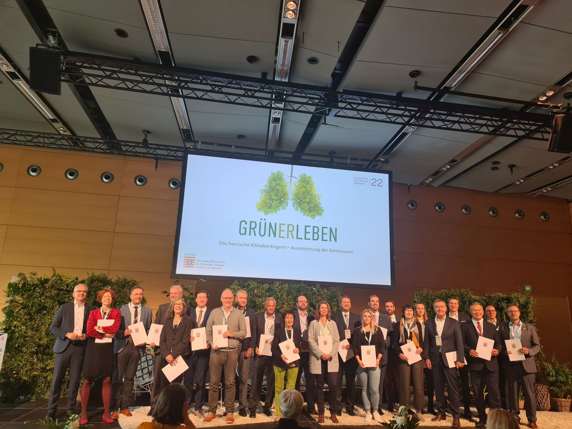 Vertreter der mit Förderung bedachten Kommunen auf einem Gruppenfoto