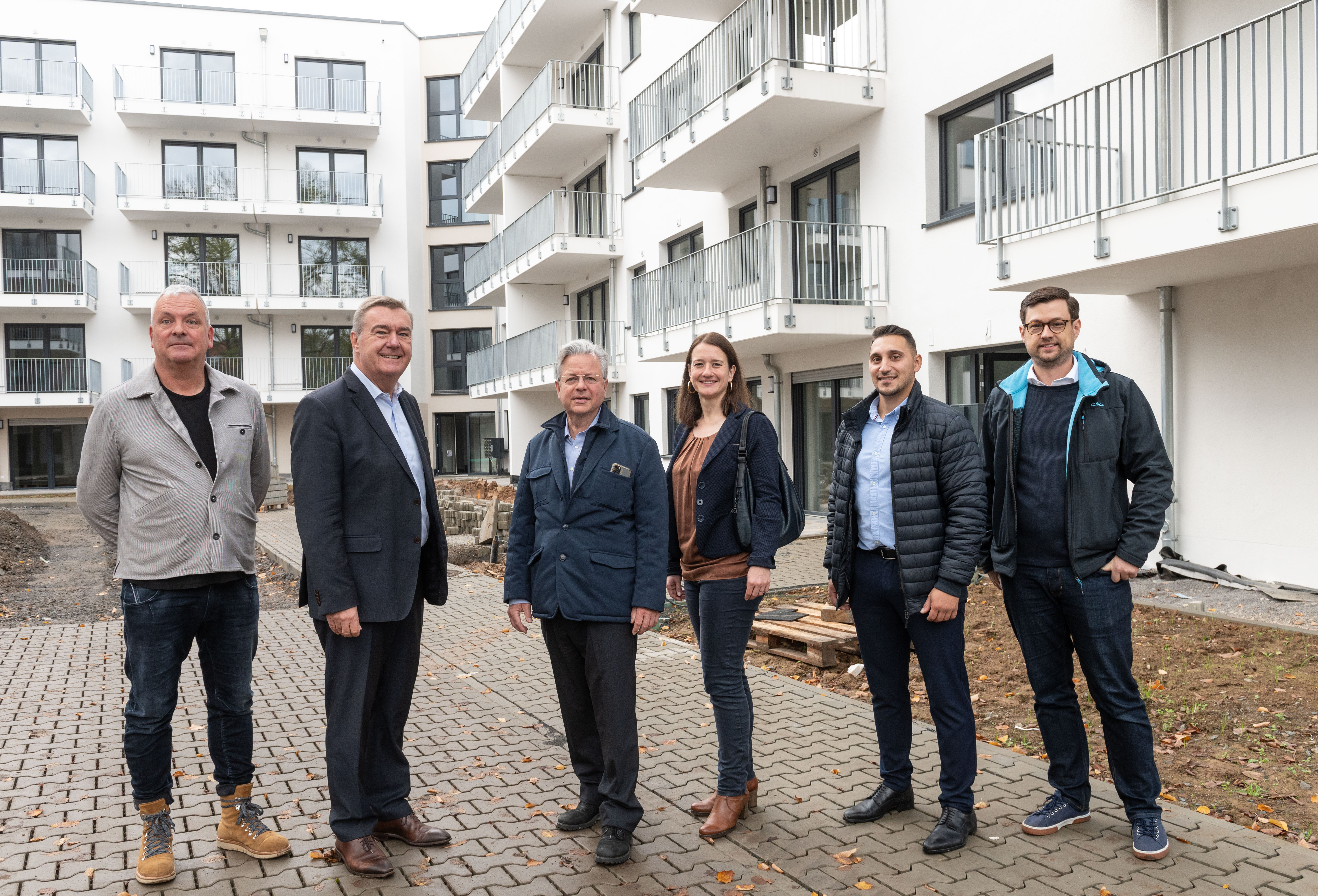 Gruppenbild unter anderem mit Dr.  NHW-Geschäftsführer Dr. Constantin Westphal und Oberbürgermeister Claus Kaminsky vor dem Neubau