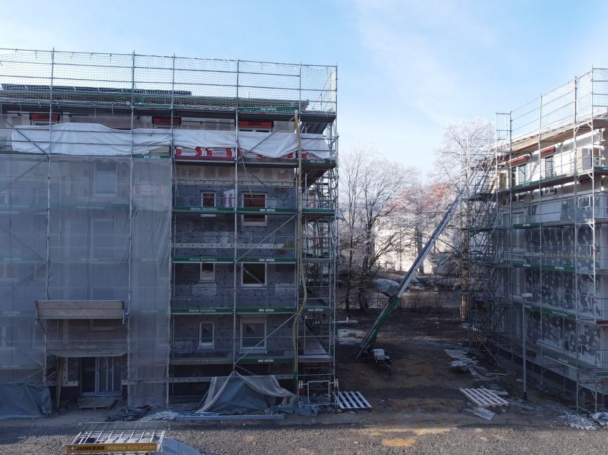 Blick auf die beiden eingerüsteten Gebäude, auch die Aufstockung ist gut zu erkennen