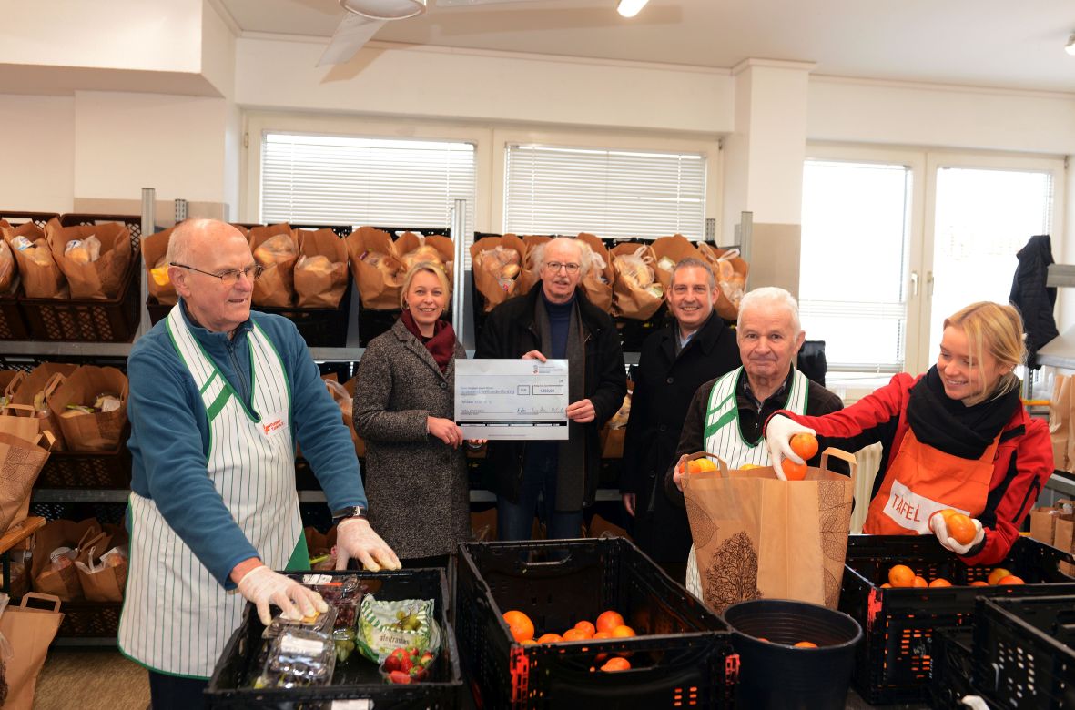Scheckübergabe an die Tafel Fulda: (v.li.) Lothar Heublein (Mitarbeiter Tafel), Romy Rath (NHW, Leiterin Servicecenter Fulda), Stefan Schmuck (1. Vorsitzender Tafel), Sascha Holstein (NHW, Leiter Regionalcenter Kassel), Oswald Herr und Fabienne Eiben (beide Mitarbeiter:in Tafel).
