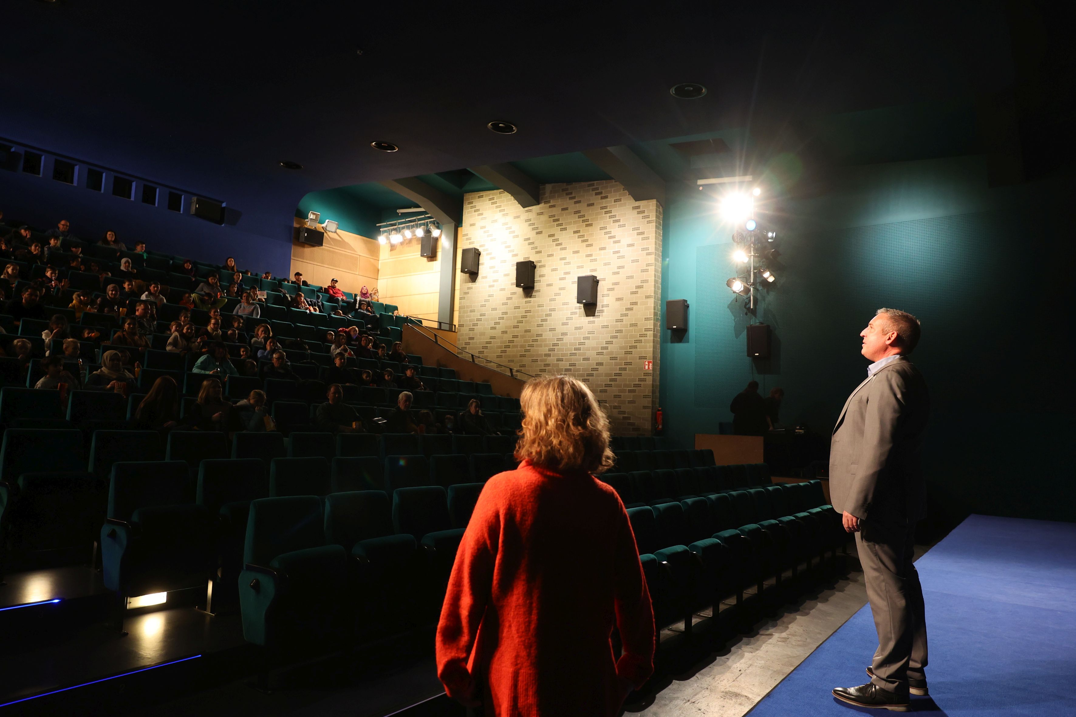 Der RC-Leiter Sascha Holstein und seine Kollegin Jennifer Linke begrüßen die Familien im Kino-Saal kurz vor Beginn der Vorführung.