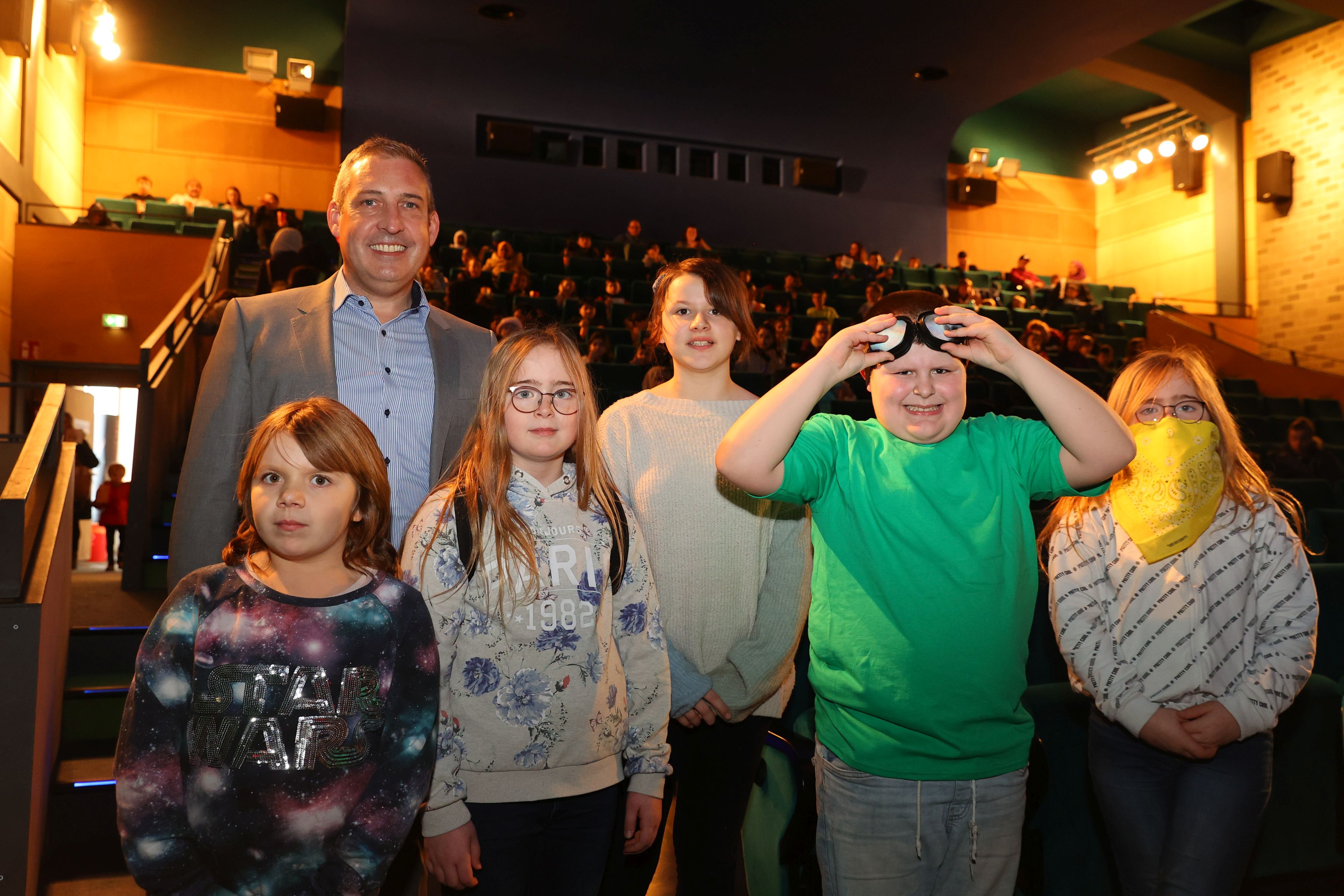RC-Leiter Sascha Holstein und fünf Kinder mit großer Vorfreude.