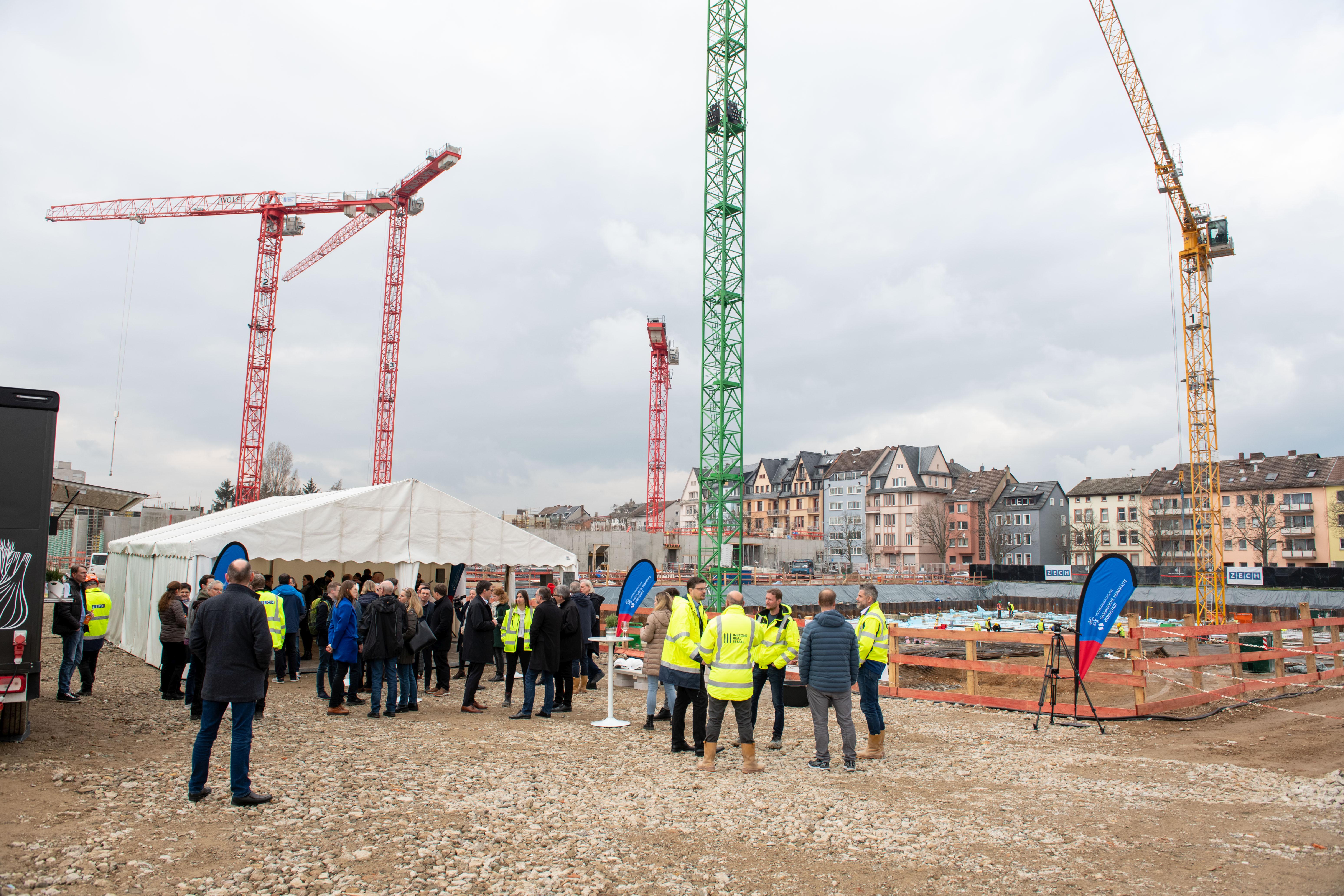 Viele Kräne auf dem Baufeld C1 im Schönhof-Viertel.