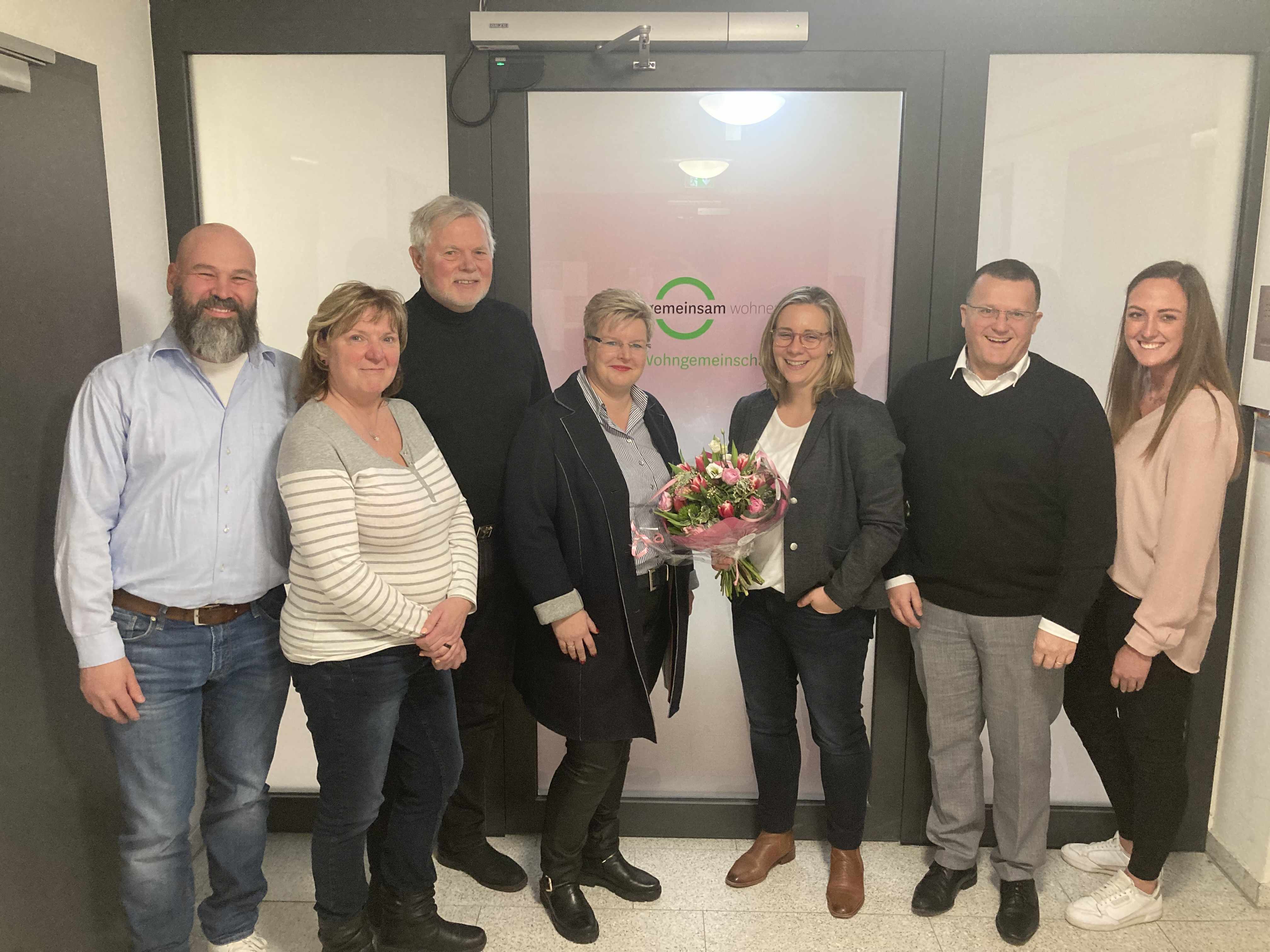 (vl.)Stefan Müller (NHW), Corneila Prüssing (GIP), Carsten Engel (iGW), Reingard Scholz (IGW), Carolin Racky (NHW), Holger Lack (NHW) und Laura Beckmann (NHW) freuen sich über den Einzug neuer Bewohner Foto: NHW
