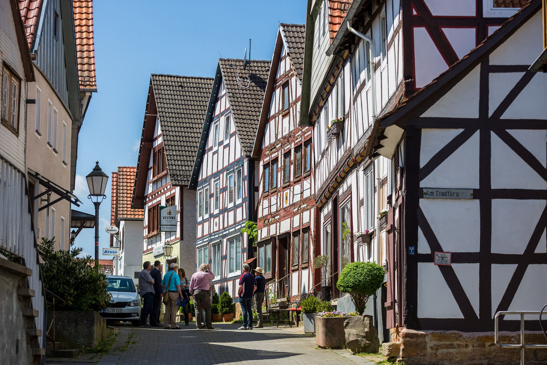 Fachwerkhäuser bei Sonnenschein und eine kleine Gruppe von Menschen