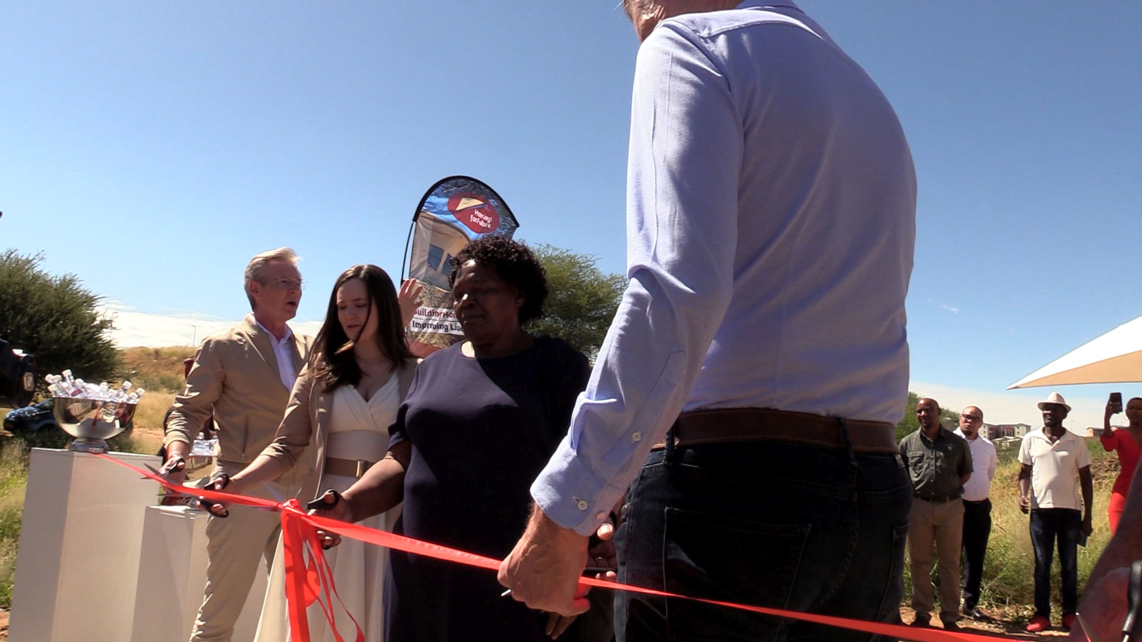 Stefan Bürger (li.) und Konstanze Dürotin (2. v. li.) von H!fF durchschneiden das rote Band.