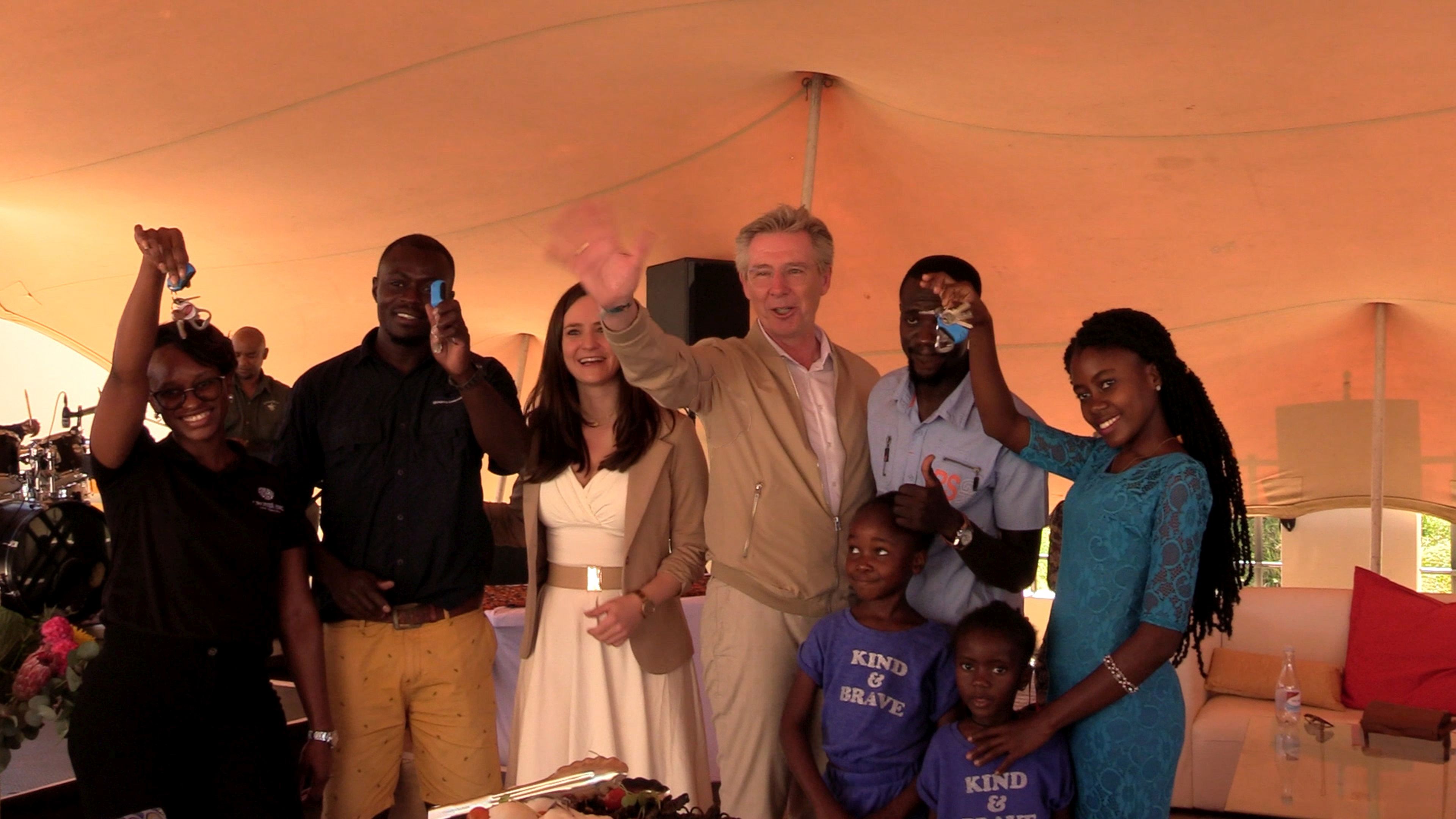 Stefan Bürger (3. v. re.) und Konstanze Dürotin (4. v. re.) überreichten bei der Einweihungsfeier den ersten Mietern die Schlüssel für ihr neues Zuhause.