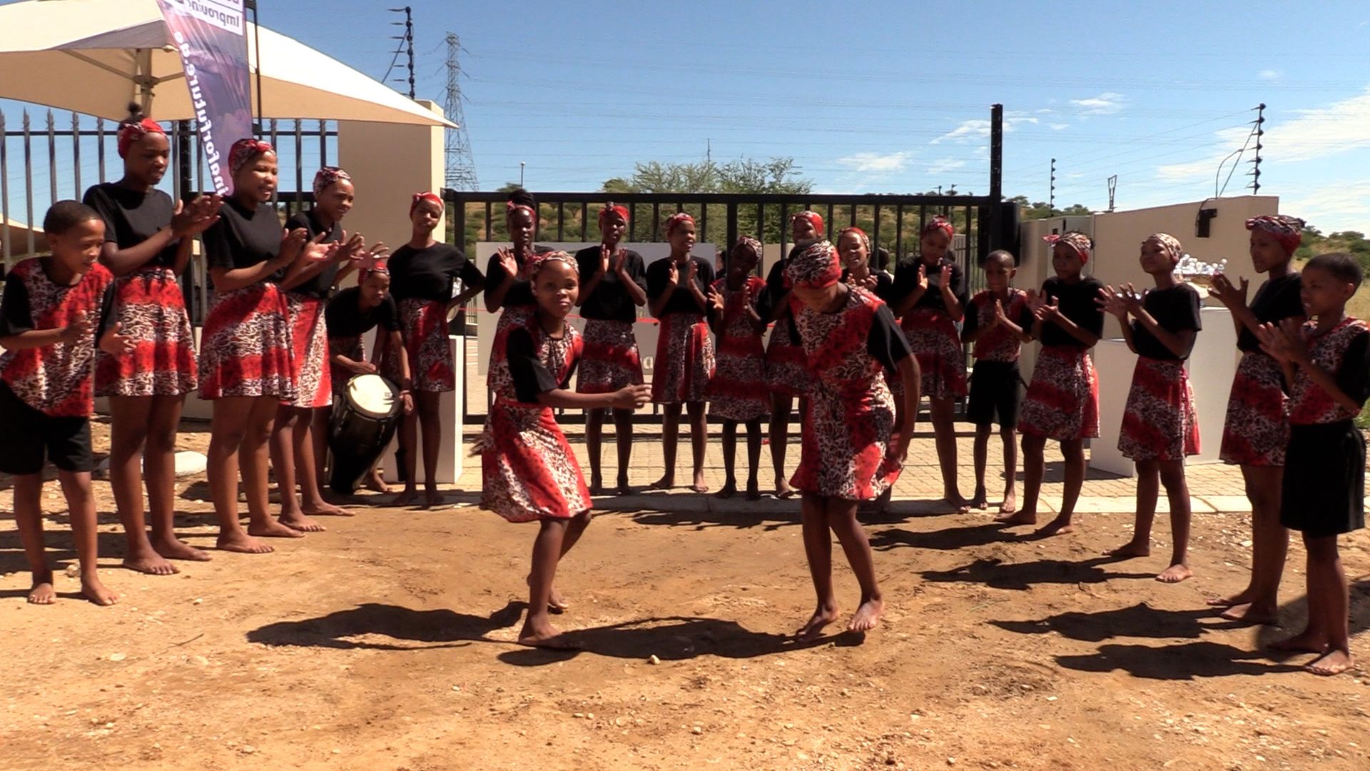 Farbenfroh gekleidete Kinder und Jugendliche aus der Umgebung sorgten mit ihren Tänzen für einen würdigen Rahmen. 