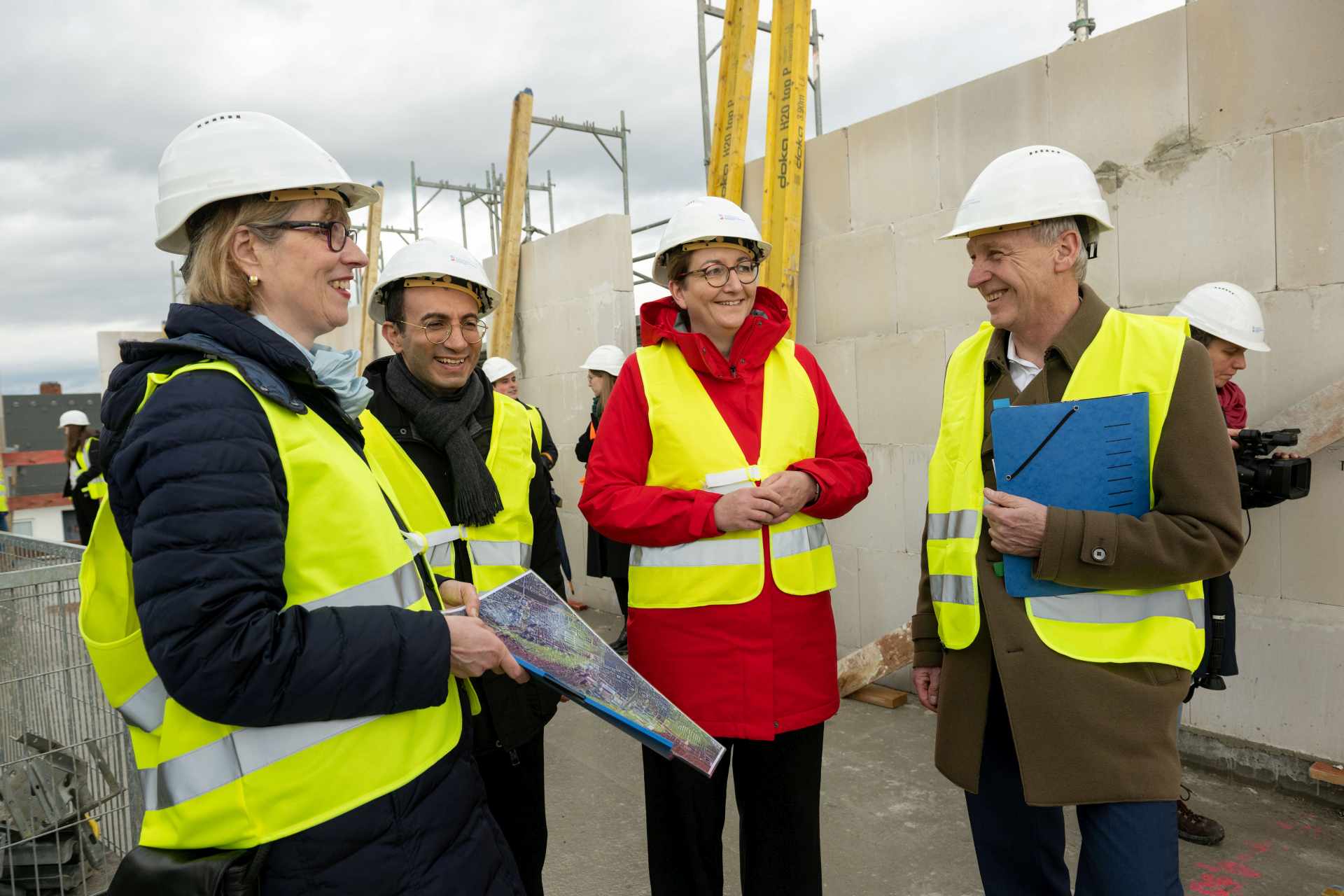 Bundesbauministerin Klara Geywitz (Mitte)verschaffte sich gemeinsam mit Planungsdezernent Mike Josef (2.v.l.) und den NHW-Geschäftsführern Monika Fontaine-Kretschmer (li.) und Dr. Thomas Hain (re.) Foto NHW/Krutsch
