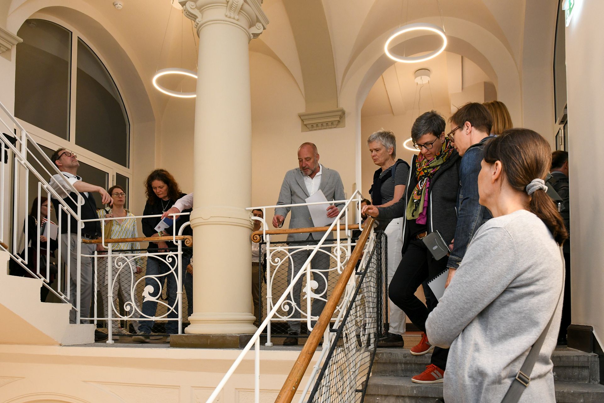 Jury im Treppenhaus des Alten Gerichts in Wiesbaden
