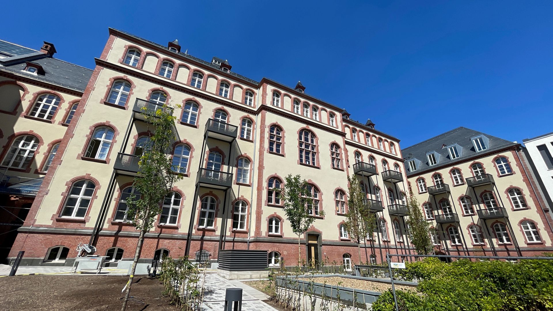 Blick von vorne auf das Alte Gericht in Wiesbaden