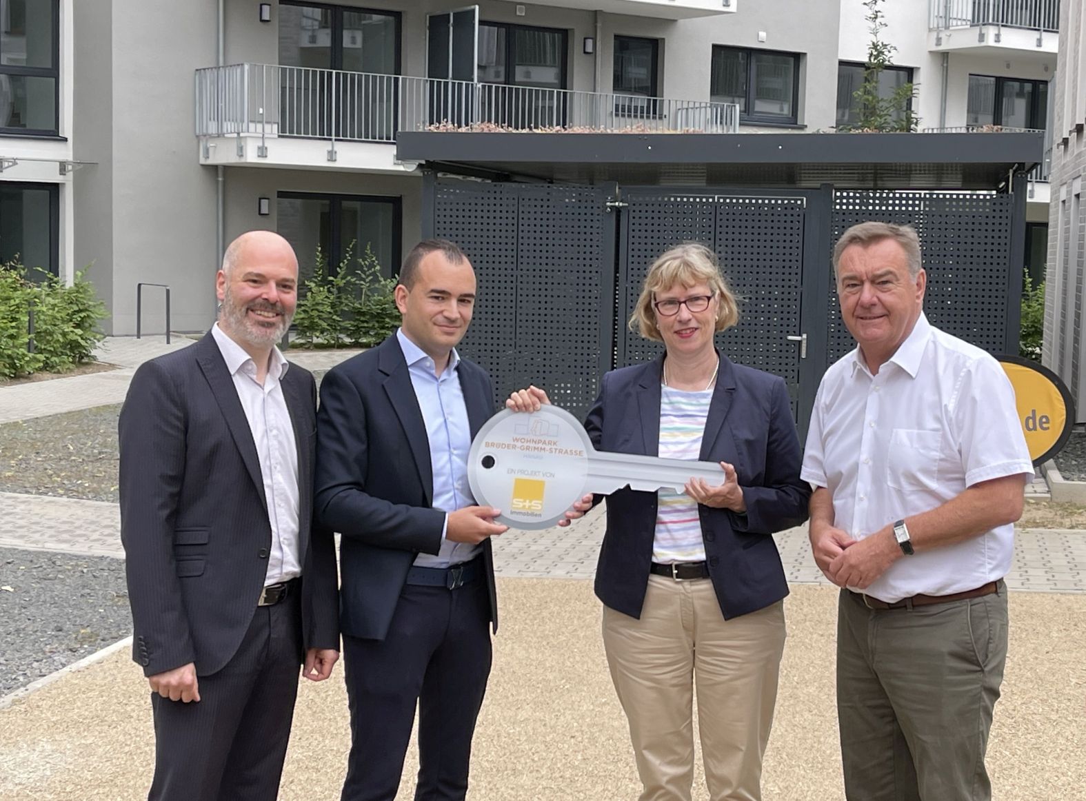Feierliche Schlüsselübergabe mit NHW-Geschäftsführerin Monika Fontaine-Kretschmer sowie (v. li.) Guido Waider (Prokurist S+S Grundbesitz GmbH), Christoph Mutze (Oberbauleiter S+S) und Hanaus Oberbürgermeister Claus Kaminsky. 