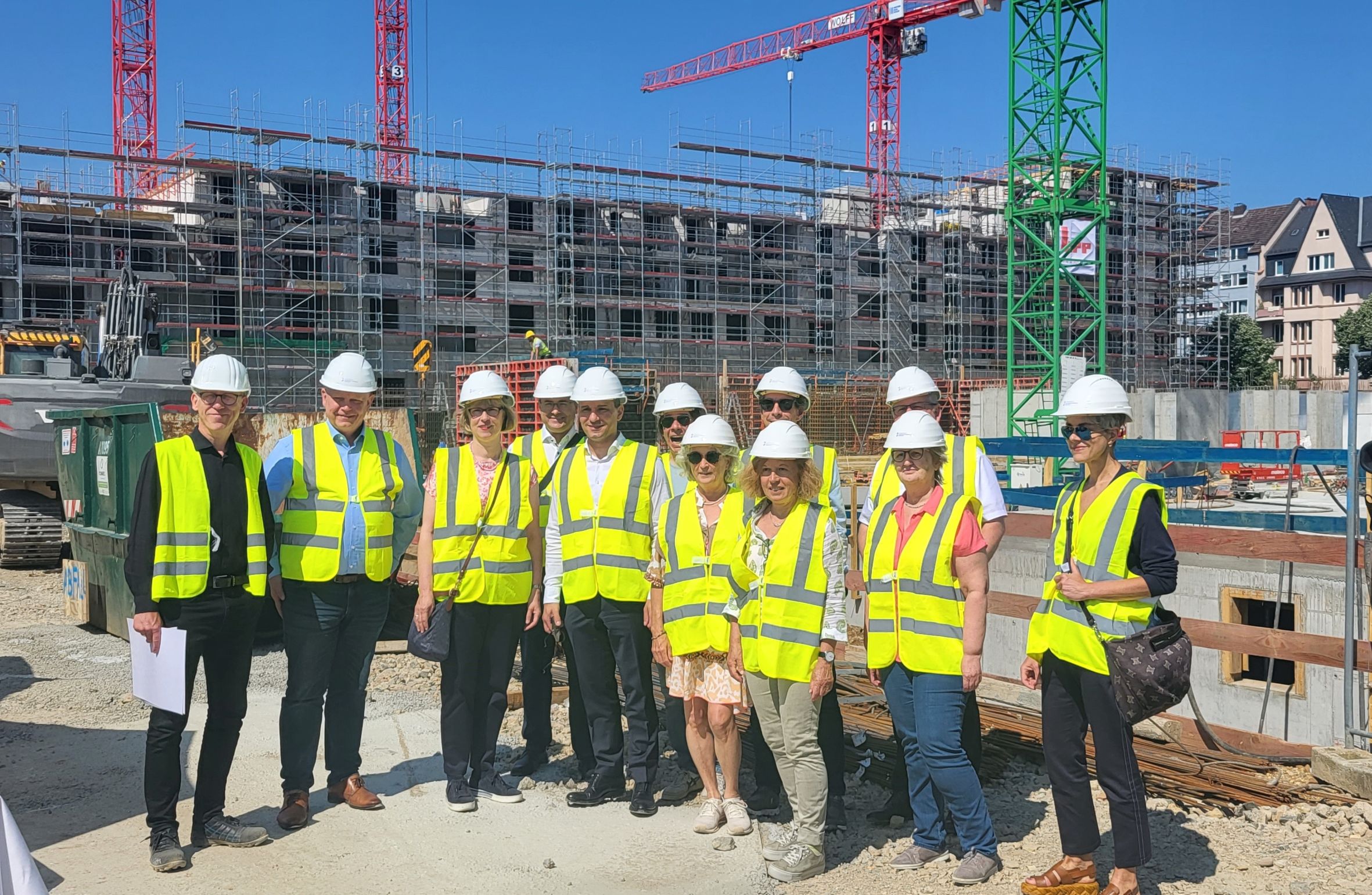 Gruppenfoto von der Studienreise der SWSG mit NHW-Geschäftsführerin Monika Fontaine-Kretschmer (3.v.l.) und NHW-Projektleiter Peter Söhngen (li.).