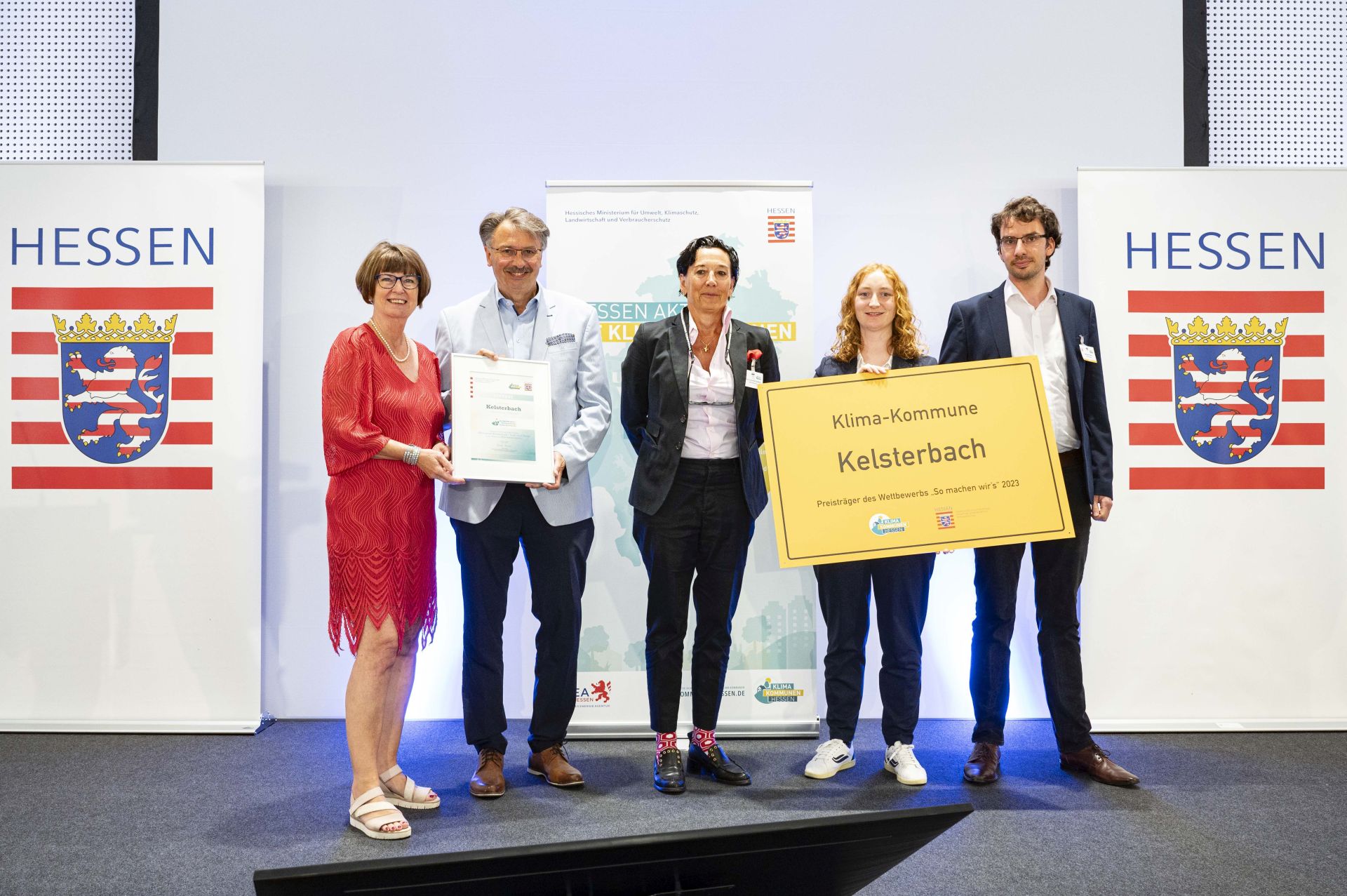 (v.li.) Hessens Umweltministerin Hessen Priska Hinz, Kelsterbachs Bürgermeister Manfred Ockel, Marion Schmitz-Stadtfeld (Fachbereichsleiterin ProjektStadt), Katharina Müller (Projekteiterin ProjektStadt) und Maximilian Barth (Klimaschutzmanager Stadt Kelsterbach). 