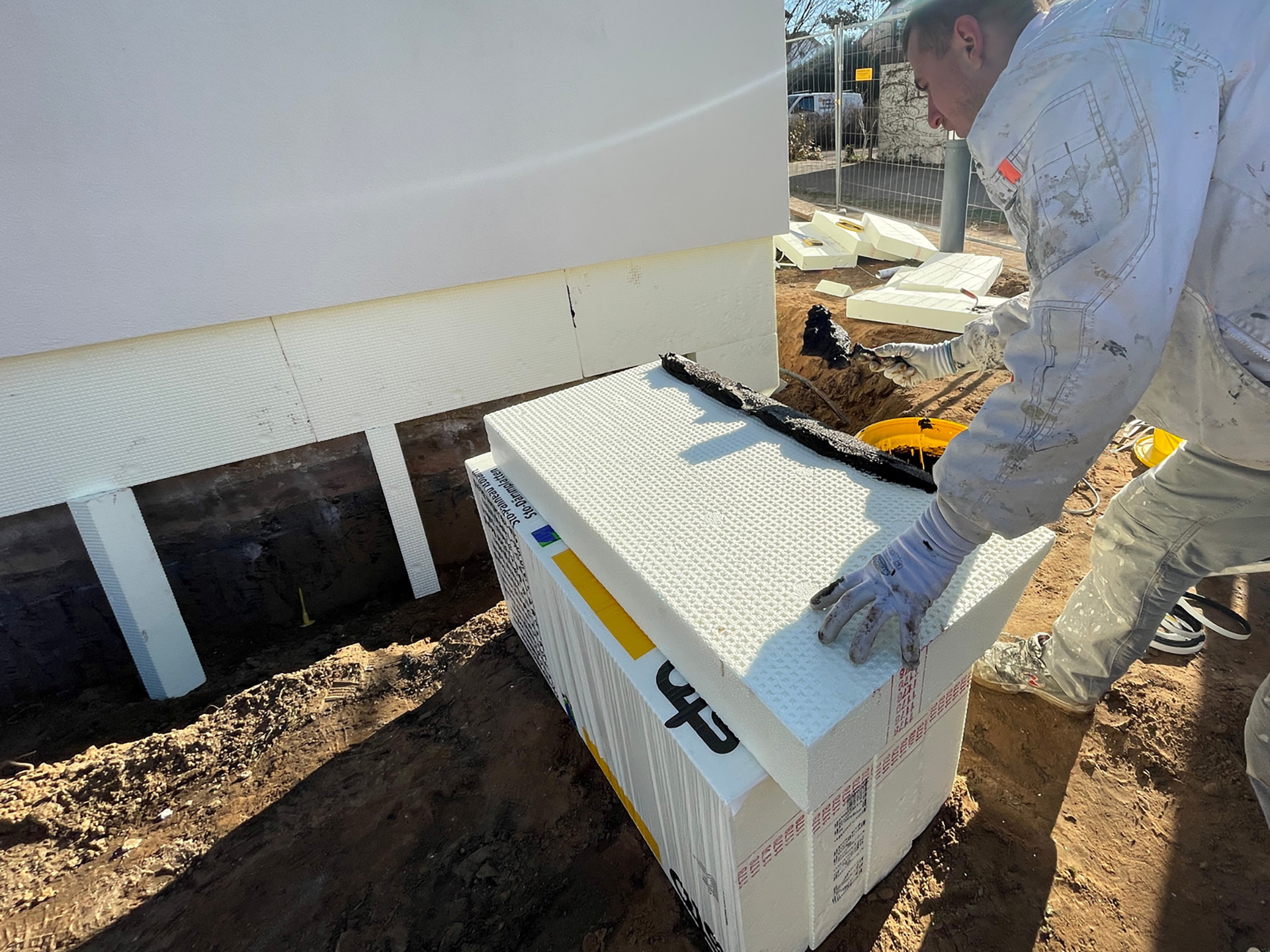 Handwerker bereitet eine Dämmplatte für den Einbau vor