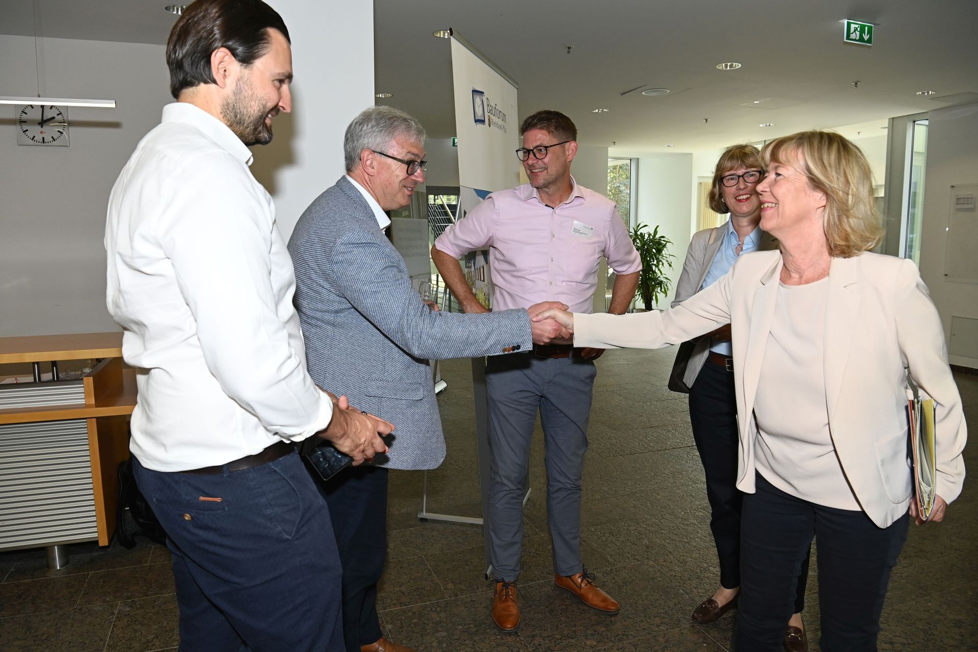 Monika Fontaine-Kretschmer (2. v. re.) sowie (v. li.) Marius Reinbach, Markus Eichberger und Gregor Voss begrüßen die rheinland-pfälzische Bau- und Finanzministerin Doris Ahnen.