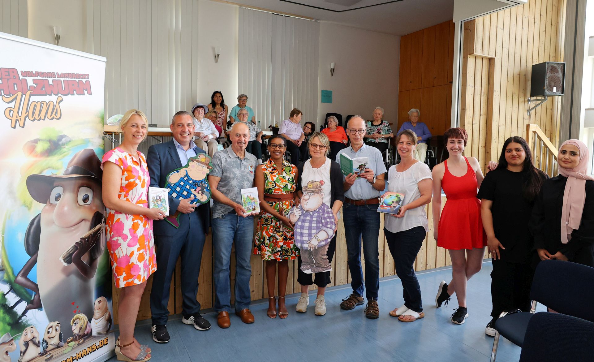 Die Eröffnung des Bücherspielplatzes mit zahlreichen Gästen.