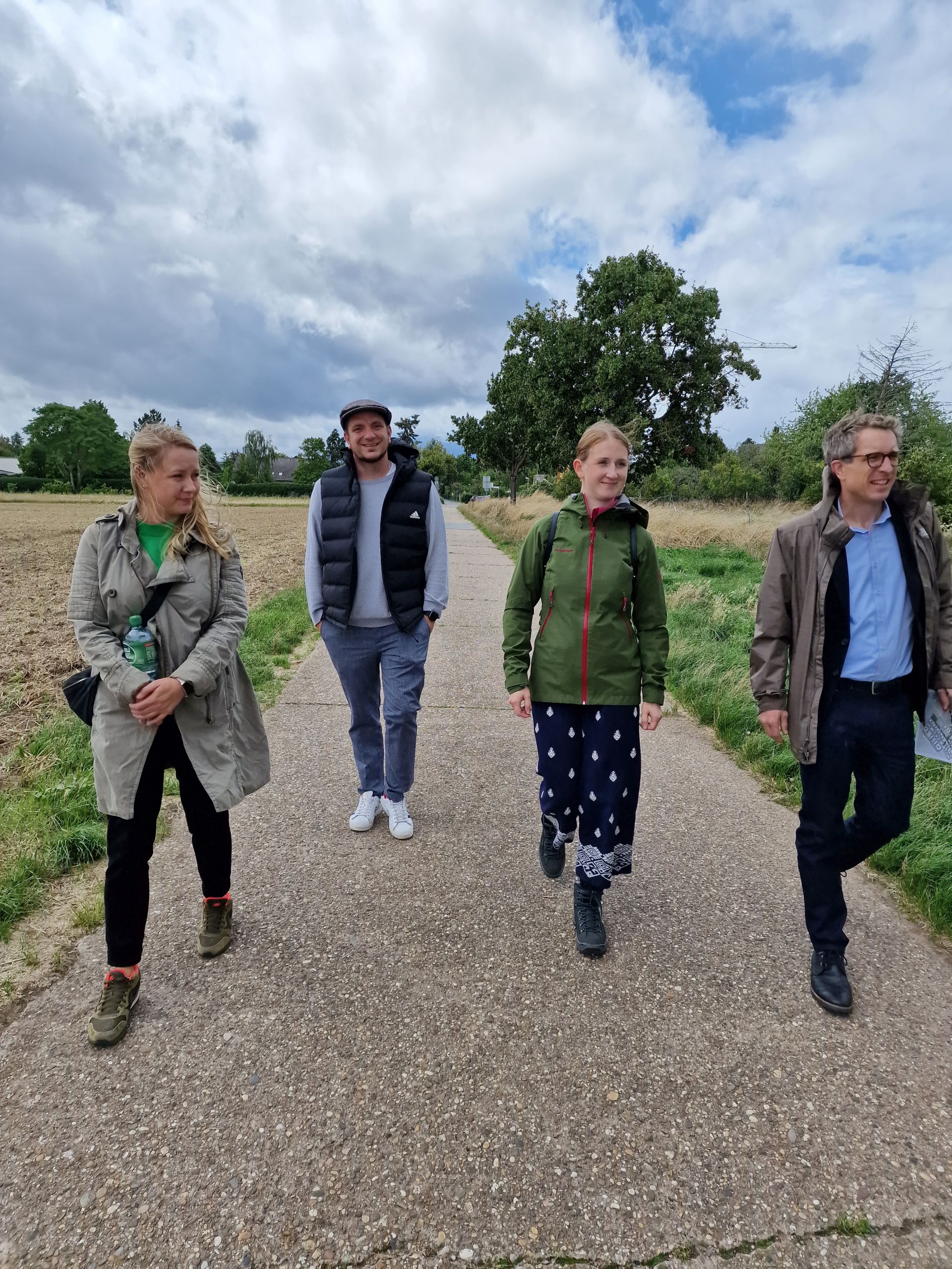 Bundestagsabgeordnete Melanie Wegling (2. v. re.) mit (v. li.) Ortsvorsteherin Natalie Kolb, Christian Walter (SPD Bauschheim) und Michael Kuss von der ProjektStadt auf der Eselswiese