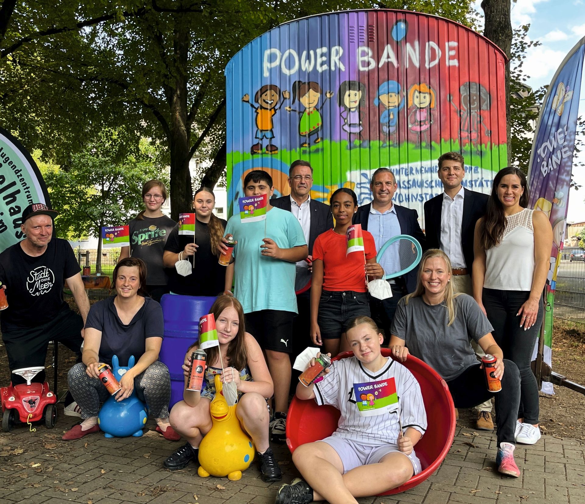 Sascha Holstein (hinten 3. v. re.), Janina Müller (hinten re.) und Alexander Hauschild (hinten 2. v. re., alle NHW) haben die Spende im Beisein von Wetzlars Oberbürgermeister Manfred Wagner (hinten 4. v. li.) an Spielmobil-Koordinatorin Lisa Neuhof (vorne re., graues Shirt) übergeben und damit viele Kinderaugen zum Strahlen gebracht. Links Guido Juchniewicz und Martina Hartmann, die Organisatoren des Graffiti-Workshops. 