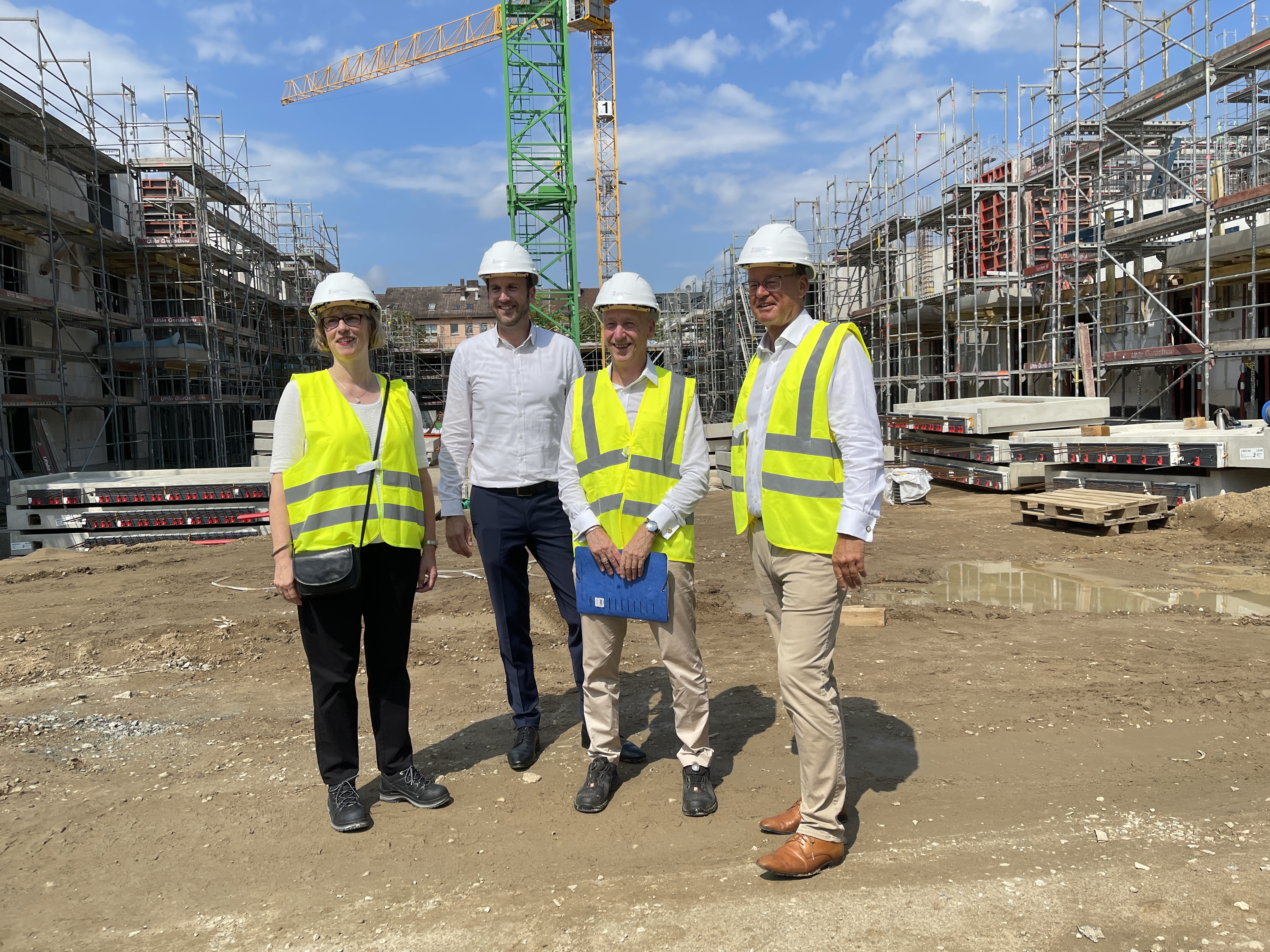 Besuchten gemeinsam die Baustelle: (v.l.) NHW-Geschäftsführerin Monika-Fontaine-Kretschmer, Vorstand VdW Südwest Dr. Axel Tausendpfund, NHW-Geschäftsführer Dr. Thomas Hain und GdW Präsident Axel Gedaschko. Foto:NHW