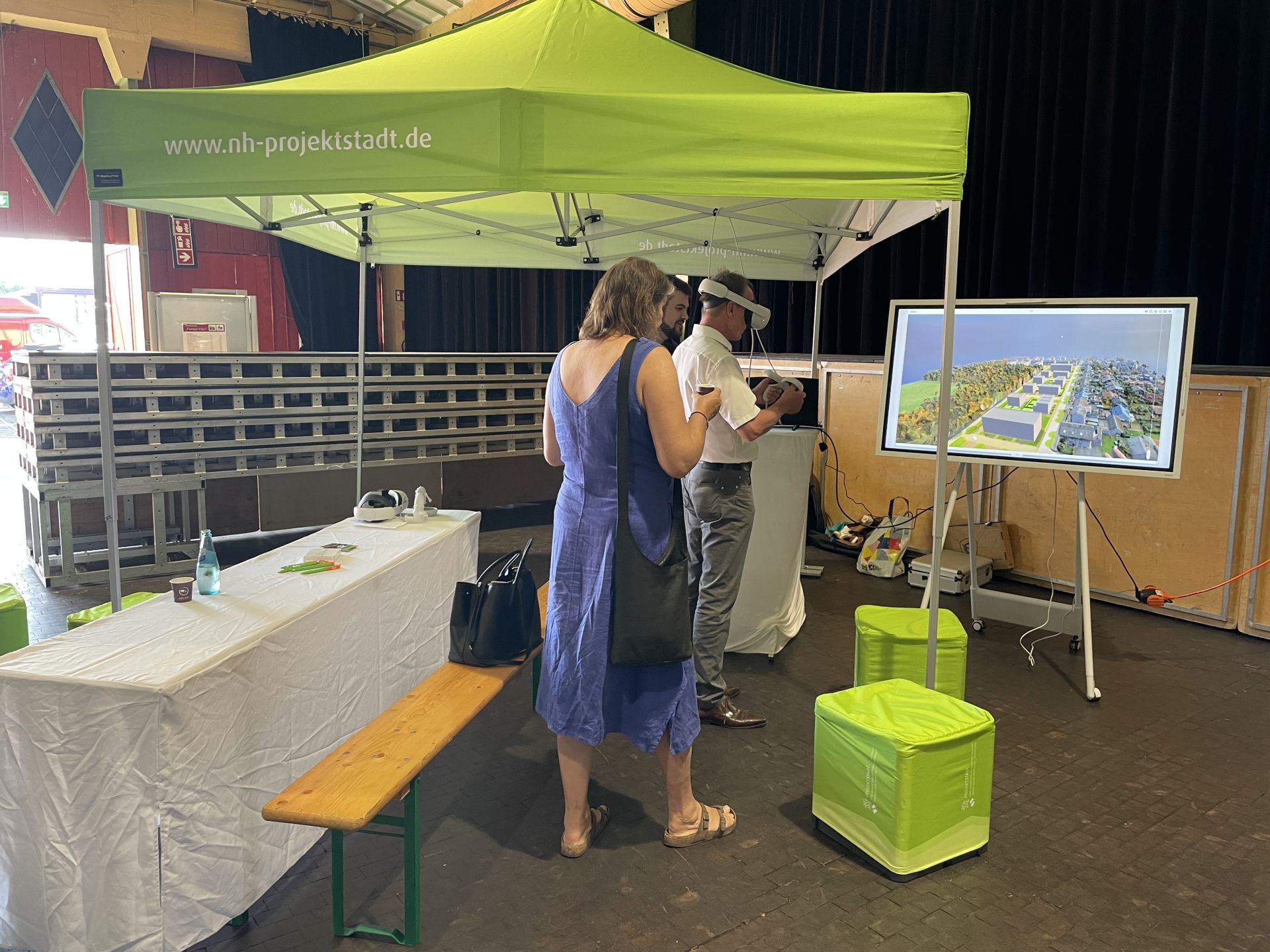 Besucher am Stand der ProjektStadt mit VR-Brillen