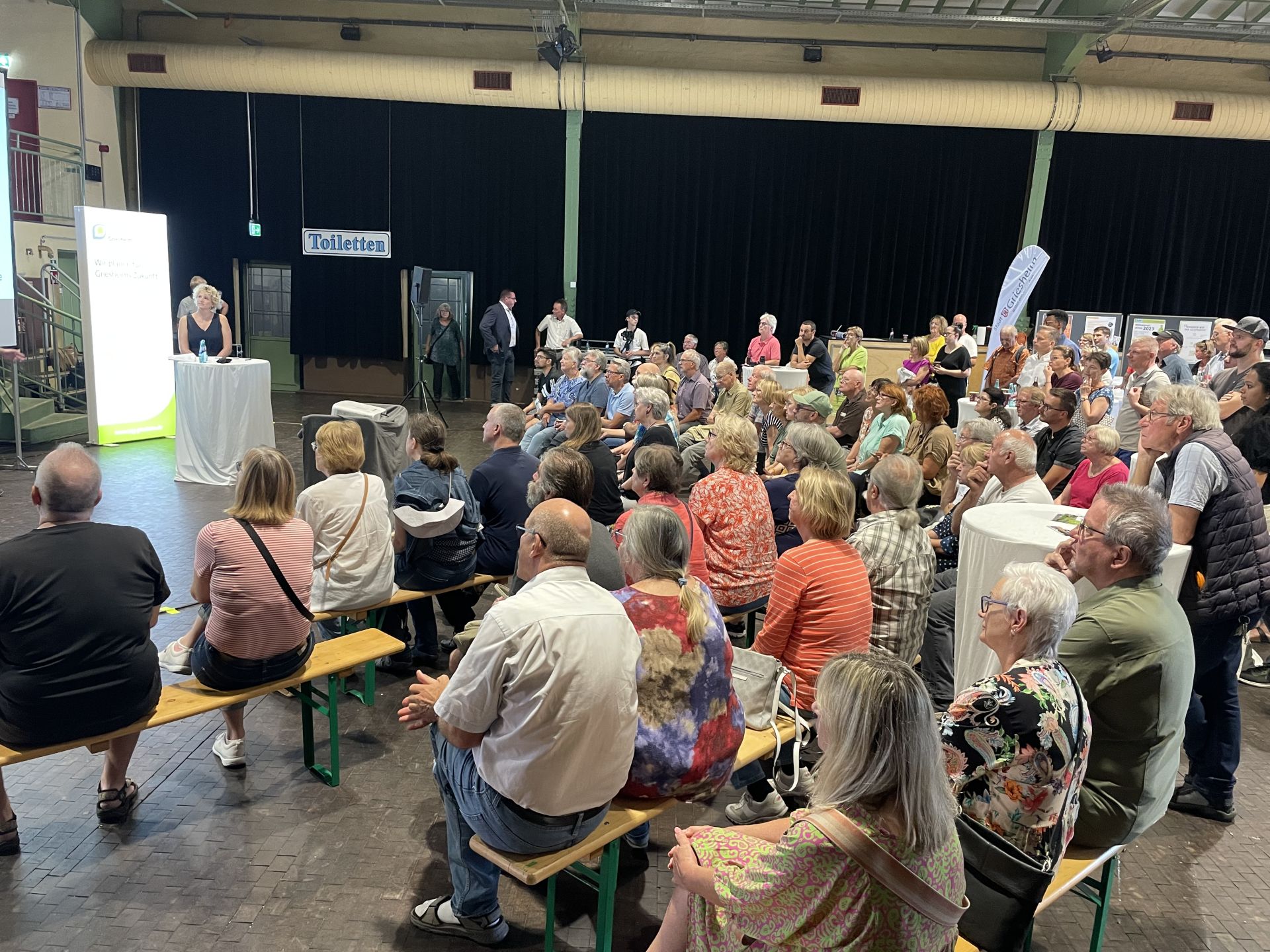 Großes Interesse am „Griesheimer Anger“: Rund 200 interessierte Bürger:innen informierten sich in der Wagenhalle über das Projekt.