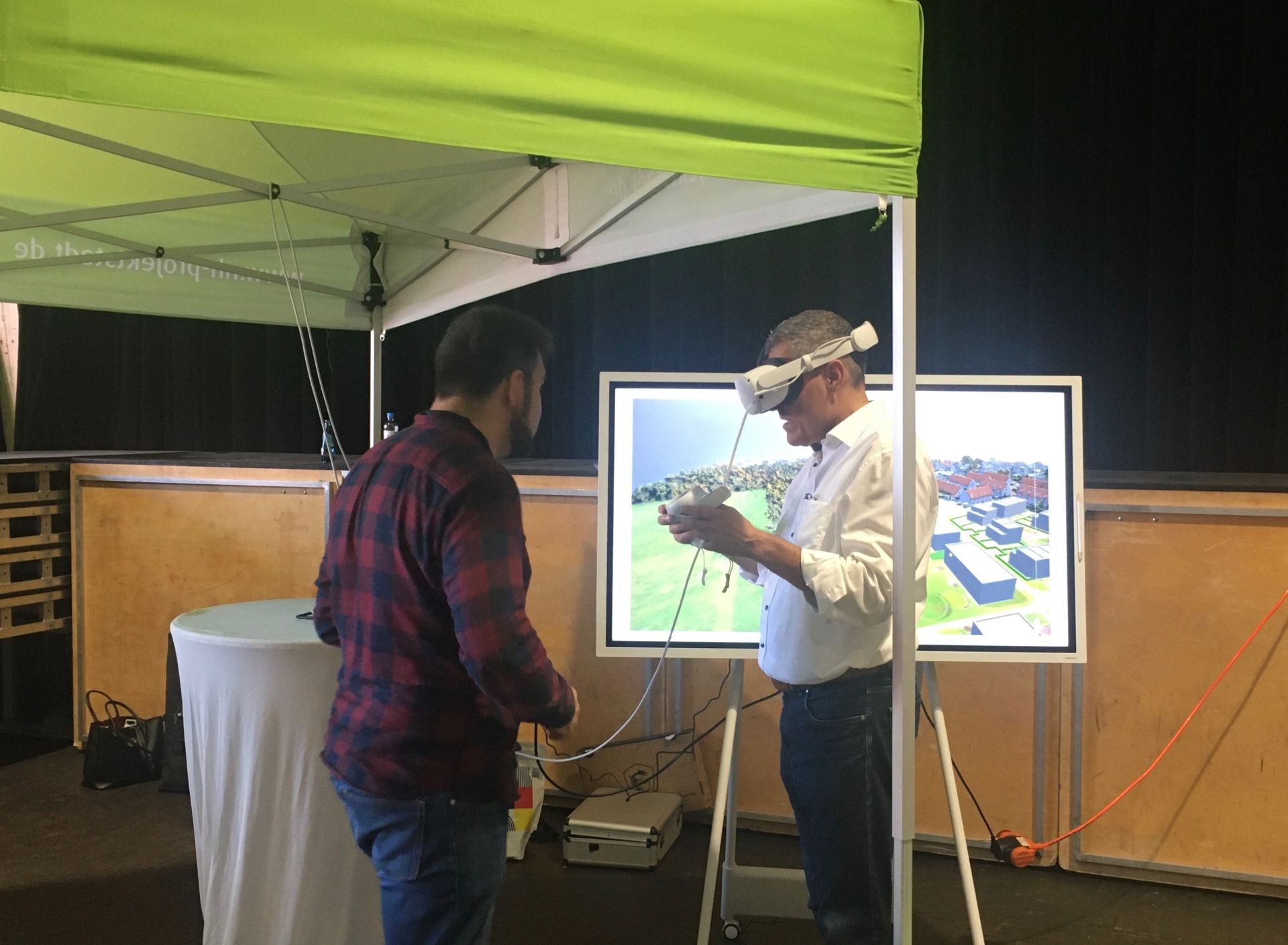 Bürgermeister Geza Krebs-Wetzl testet die VR-Brille