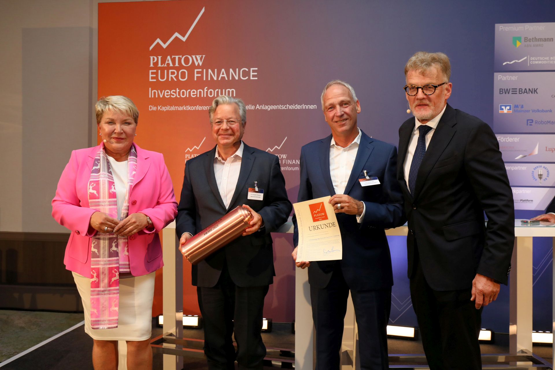 Die NHW-Geschäftsführer Dr. Thomas Hain (2. v. re.) und Dr. Constantin Westphal (2. v. li.) nahmen den Preis aus den Händen von PLATOW-Geschäftsführer Albrecht F. Schirmacher. Die Laudatio hielt Susanne Eickermann-Riepe