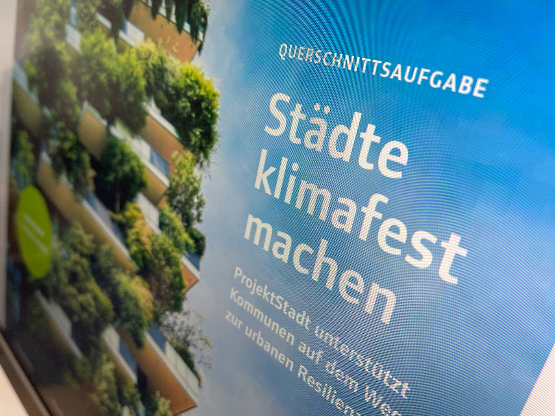 Titelseite des NHW-Kundenmagazins PolisVision 2/23, Thema: Städte klimafest machen