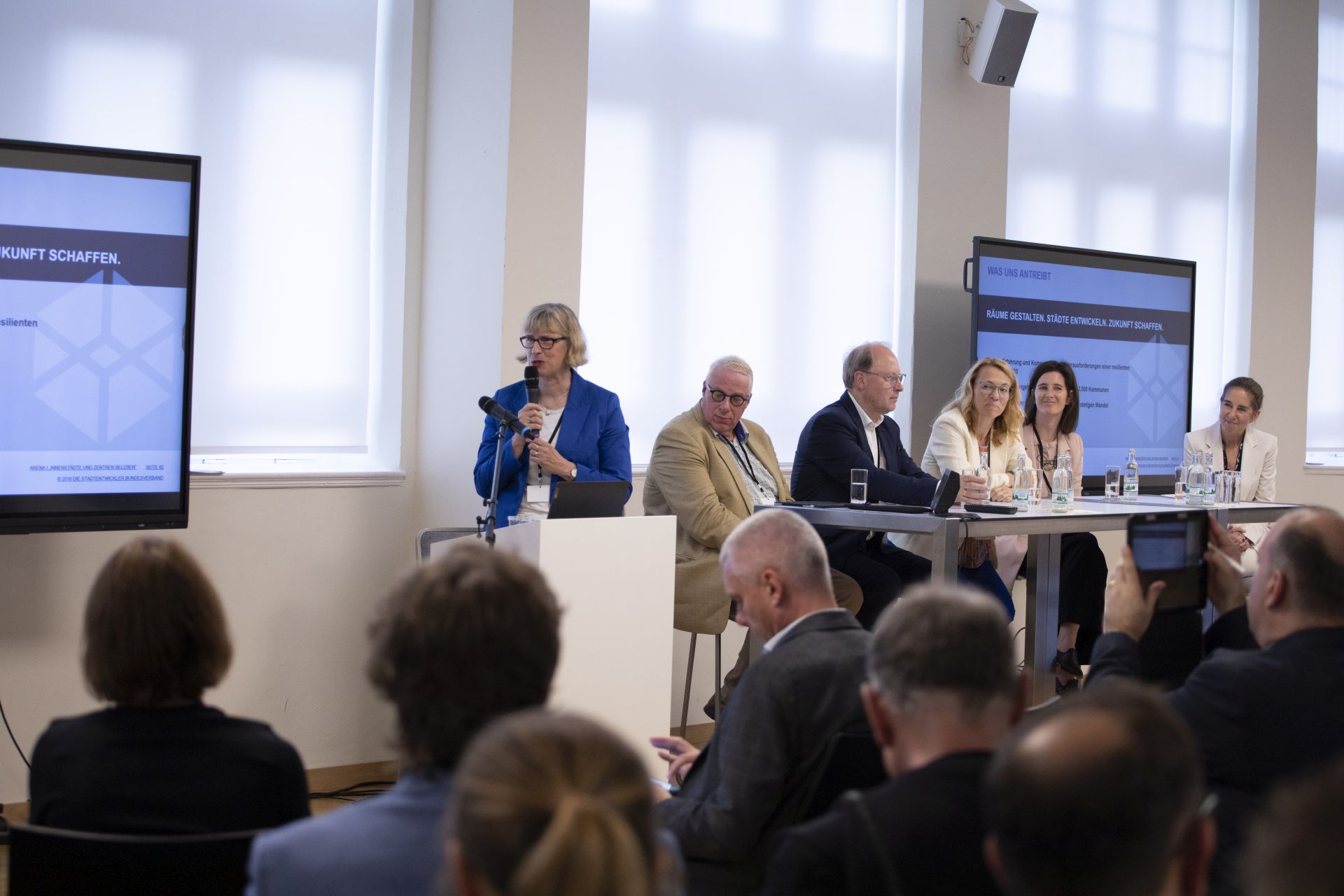 NHW-Geschäftsführerin Monika Fontaine-Kretschmer spricht beim Bundeskongress Nationale Stadtentwicklungspolitik.