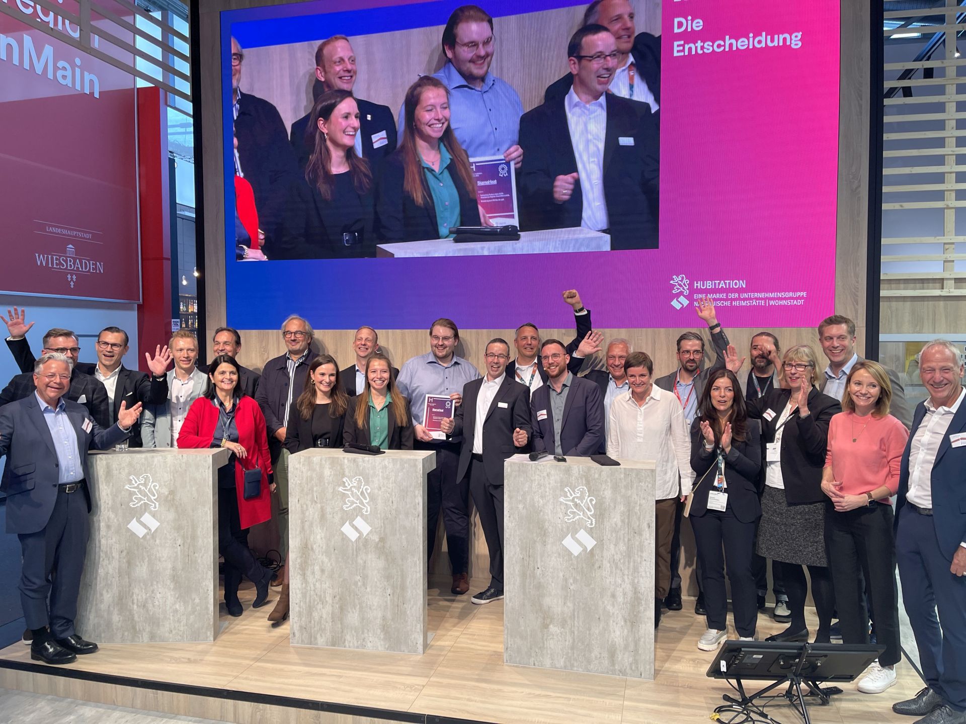 NHW-Geschäftsführung, Jury, Startups und die Gewinner von SigmaHeat präsentieren sich nach den Finals beim Siegerfoto