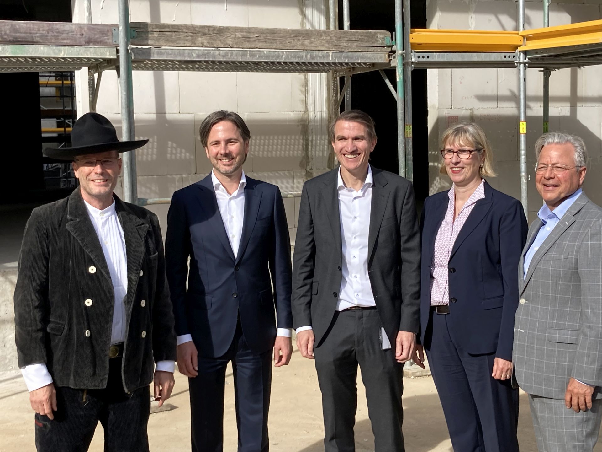 Nach dem Richtspruch: Alexander Endlich (Projektleiter Peter Gross Hochbau), Marcus Gwechenberger (Dezernent für Planen und Wohnen Stadt Frankfurt), Ralf Werner (Geschäftsführer Instone Real Estate Development GmbH), Monika Fontaine-Kretschmer und Dr. Constantin Westphal (beide Geschäftsführer NHW). 