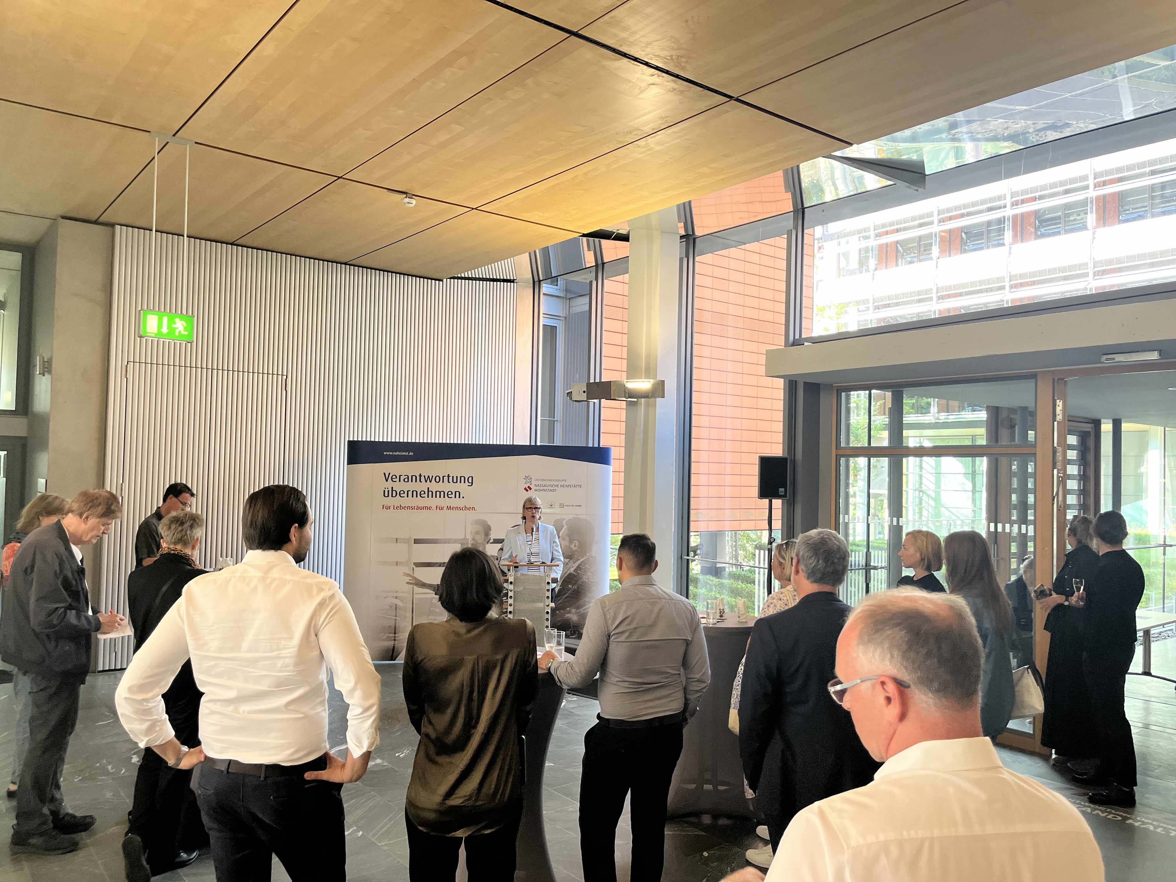 NHW-Geschäftsführerin Monika Fontaine-Kretschmer hat die Ausstellung im Stadtplanungsamt Wiesbaden eröffnet. Foto: NHW