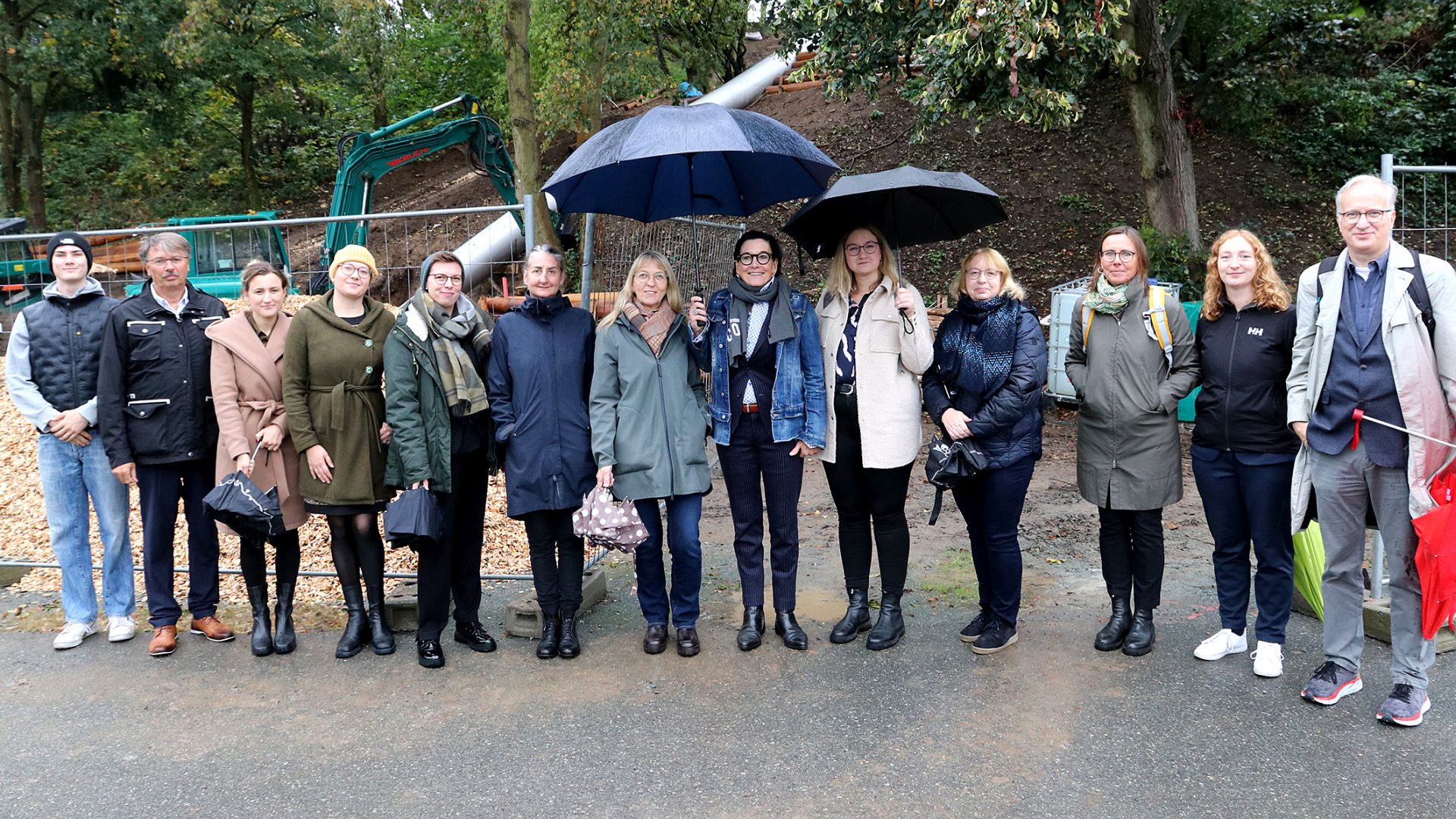 Gruppenfoto auf der Mainhöhe in Kelsterbach mit Marion Schmitz-Stadtfeld, Leiterin Integrierte Stadtentwicklung, Karin Jasch, Hessischen Ministeriums für Wirtschaft, Energie, Verkehr und Wohnen, und Bürgermeister Manfred Ockel.