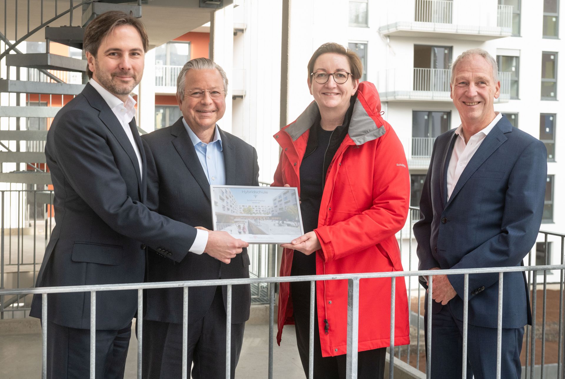 Symbolische Übergabe der Baugenehmigung für die Hybridschule: (v.li.) Frank-furts Dezernent für Planen und Wohnen Dr. Marcus Gwechenberger, NHW-Geschäftsführer Dr. Constantin Westphal, Bundesbauministerin Klara Geywitz und Leitender NHW-Geschäftsführer Dr. Thomas Hain.