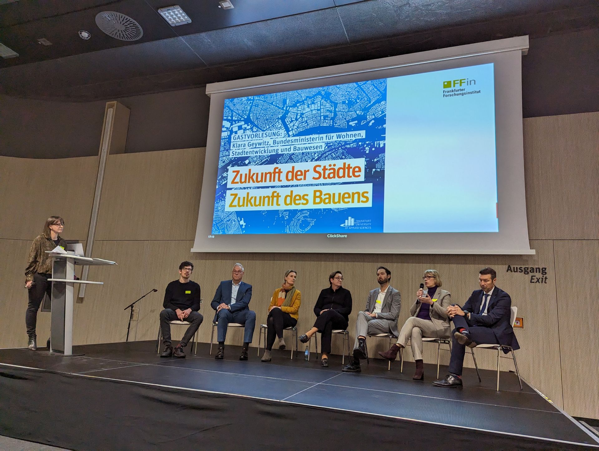 Achtköpfige Diskussionsrunde mit NHW-Geschäftsführerin Monika Fontaine-Kretschmer und Bundesbauministerin Klara Geywitz