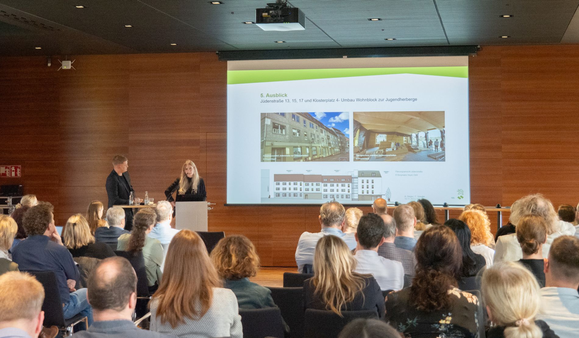 Alice Dinger und Tobias Spiegler von der ProjektStadt beim Werkstattgespräch in Weimar mit Publikum