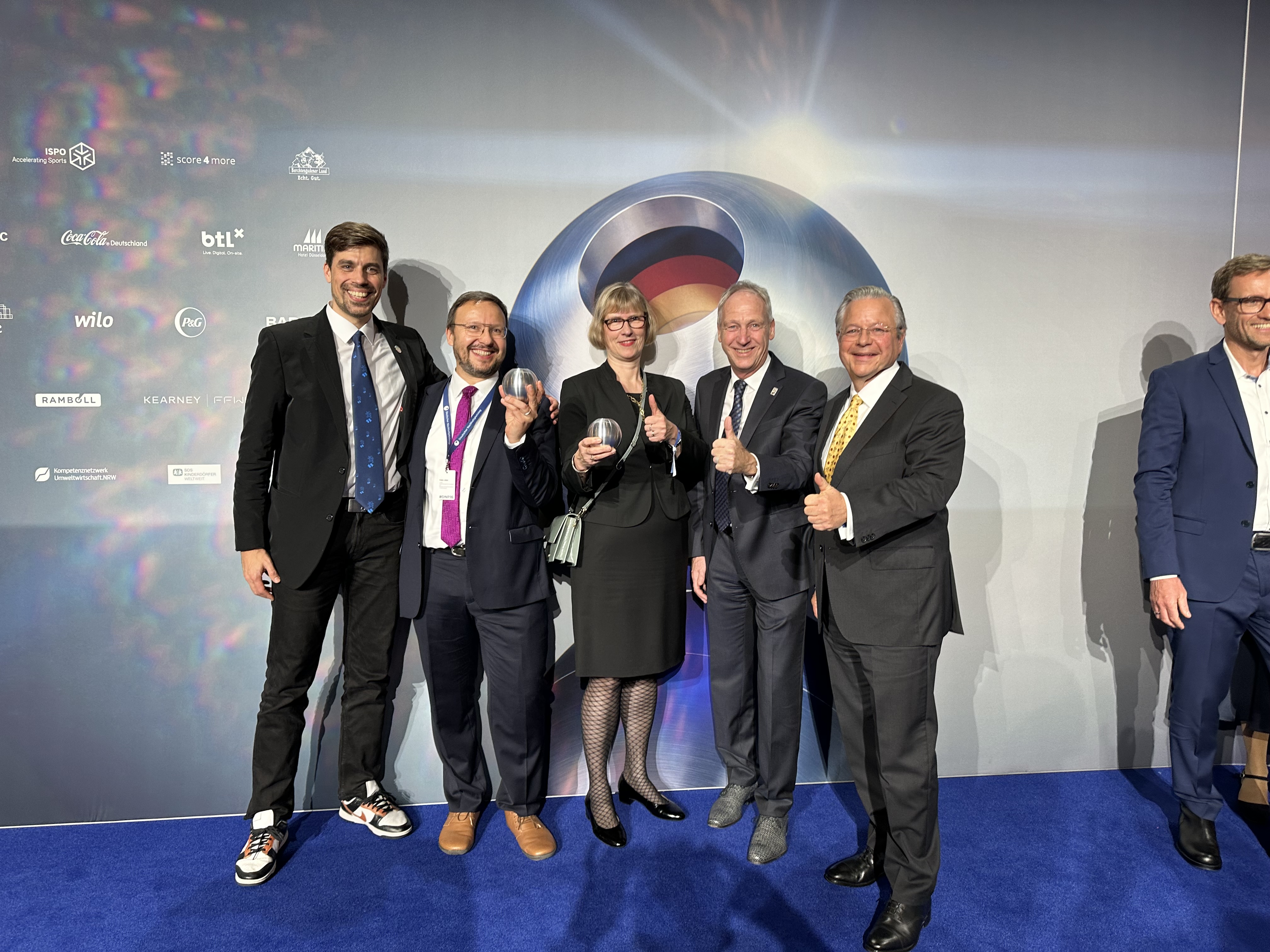 Freuten sich riesig über die Auszeichnung: v.l.: Gregor Steiger, NHW-Projektleiter Nachhaltigkeitsmanagement, Felix Lüter Leiter NHW-Nachhaltigkeitsmanagement, NHW-Geschäftsführerin Monika Fontaine-Kretschmer, Leitender Geschäftsführer der NHW Dr. Thomas Hain und NHW-Geschäftsführer Dr. Constantin Westphal. Foto: NHW