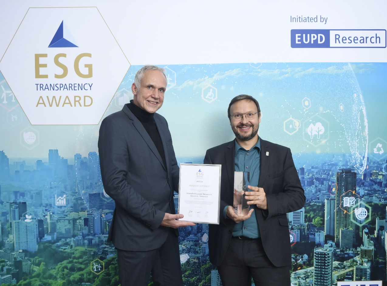 Felix Lüter (re.), Leiter des KC Nachhaltigkeitsmanagement bei der NHW, nimmt die Auszeichnung beim ESG Transparency Award aus den Händen von Jens Muerke (Head of ESG Development & Ecosystem, EUPD Research Sustainable Management GmbH) entgegen. Foto: NHW