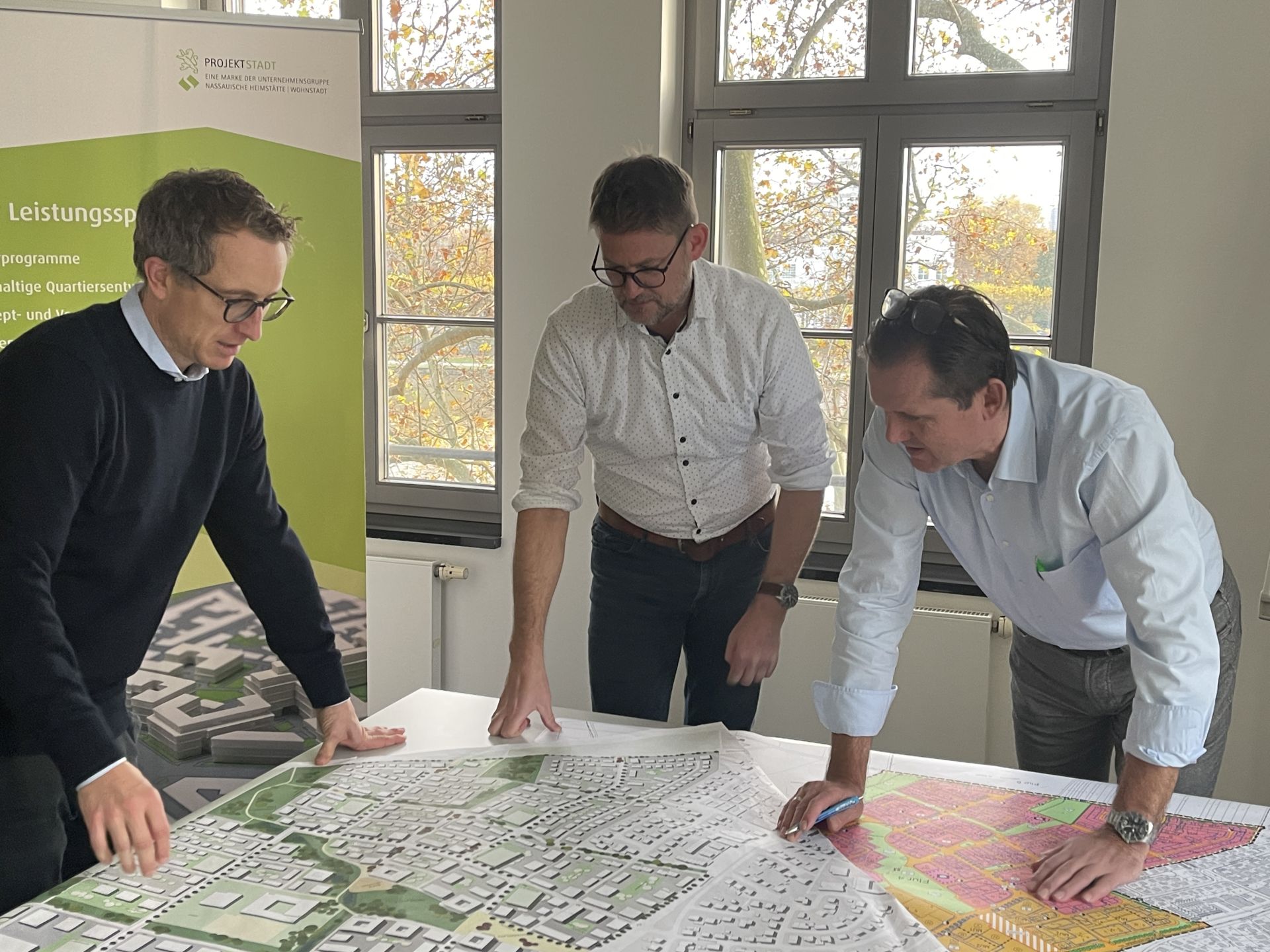 Brüten über den Plänen für die Eselswiese: (v. li.) Michael Kuss (Projektleiter Städtebau), Gregor Voss (Fachbereichsleiter Stadtentwicklung Süd) und Gunnar Zehe (Gesamtprojektleiter) von der ProjektStadt. 