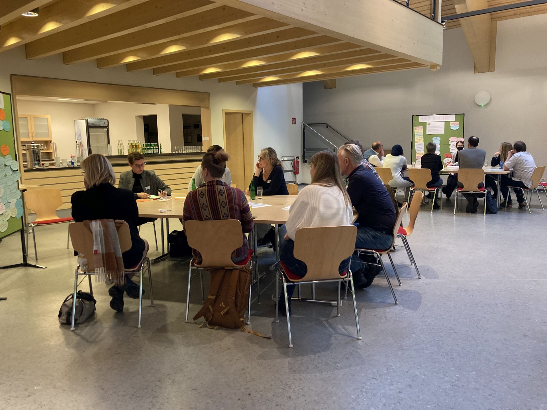 Menschen am Tischen beim Beteiligungsprozess für Klimaanpassung im Main-Kinzig-Kreis