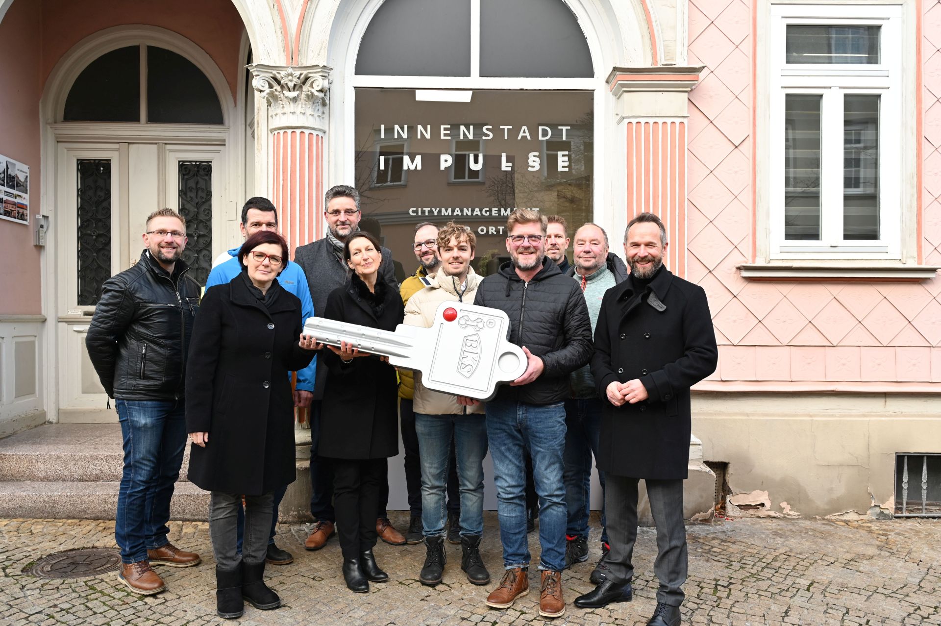 Gruppenfoto von der symbolischen Schlüsselübergabe für das Citymanagement in Arnstadt mit Bürgermeister Frank Spilling, Martin Günther (Fachbereichsleiter ProjektStadt, Geschäftsstelle Weimar) und Projektleiterin Anja Günther-Klahn. 