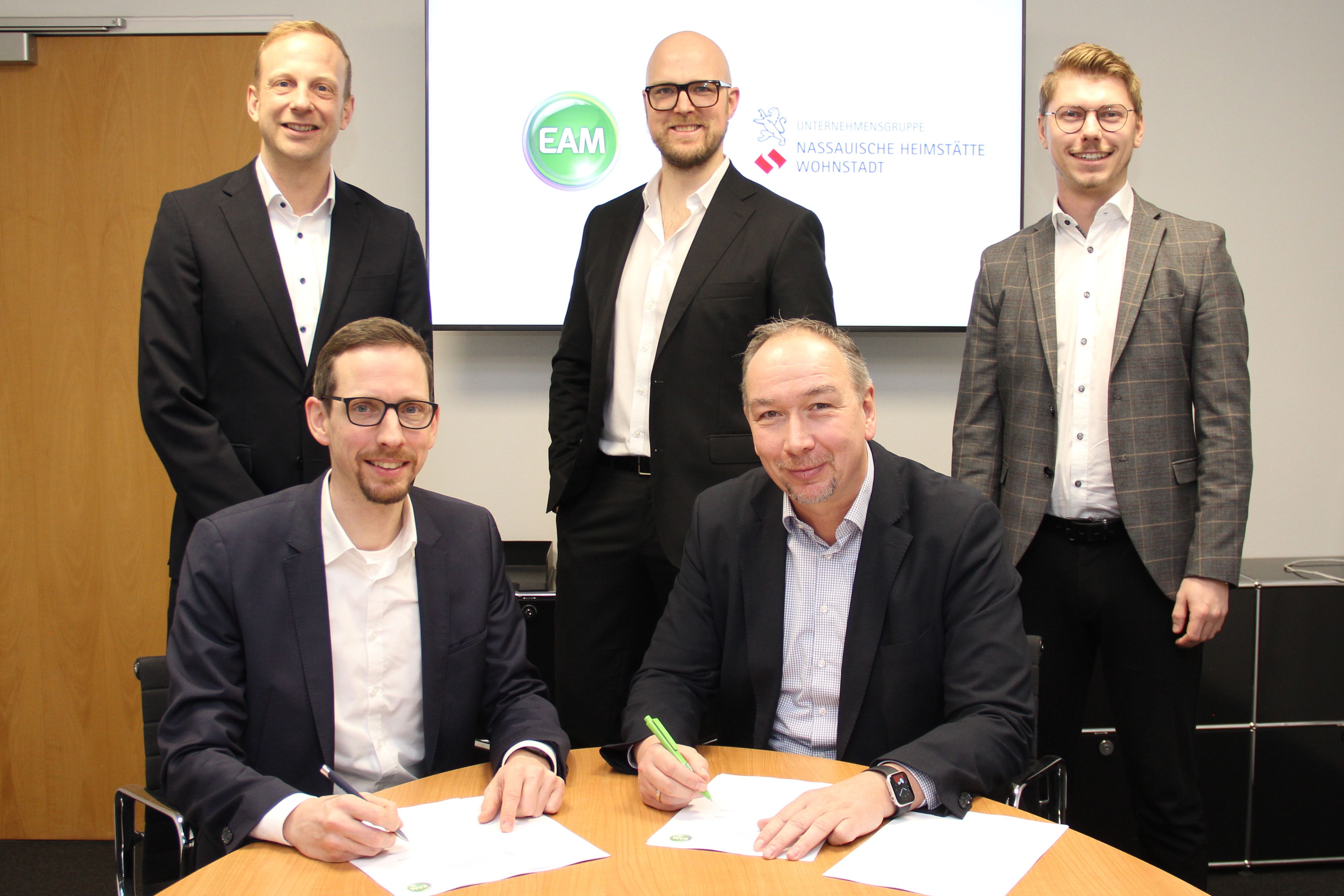 Vertragsunterzeichnung in der Unternehmensleitung der EAM: (vorne v.li.) Michael Mahlich, Geschäftsführer MET, Sven Nuhn, Geschäftsführer EAM Natur Energie, (hinten v.li.) Sebastian Jung, MET, Nicolas Spengler und Maximilian Vorig (beide EAM Natur Energie).