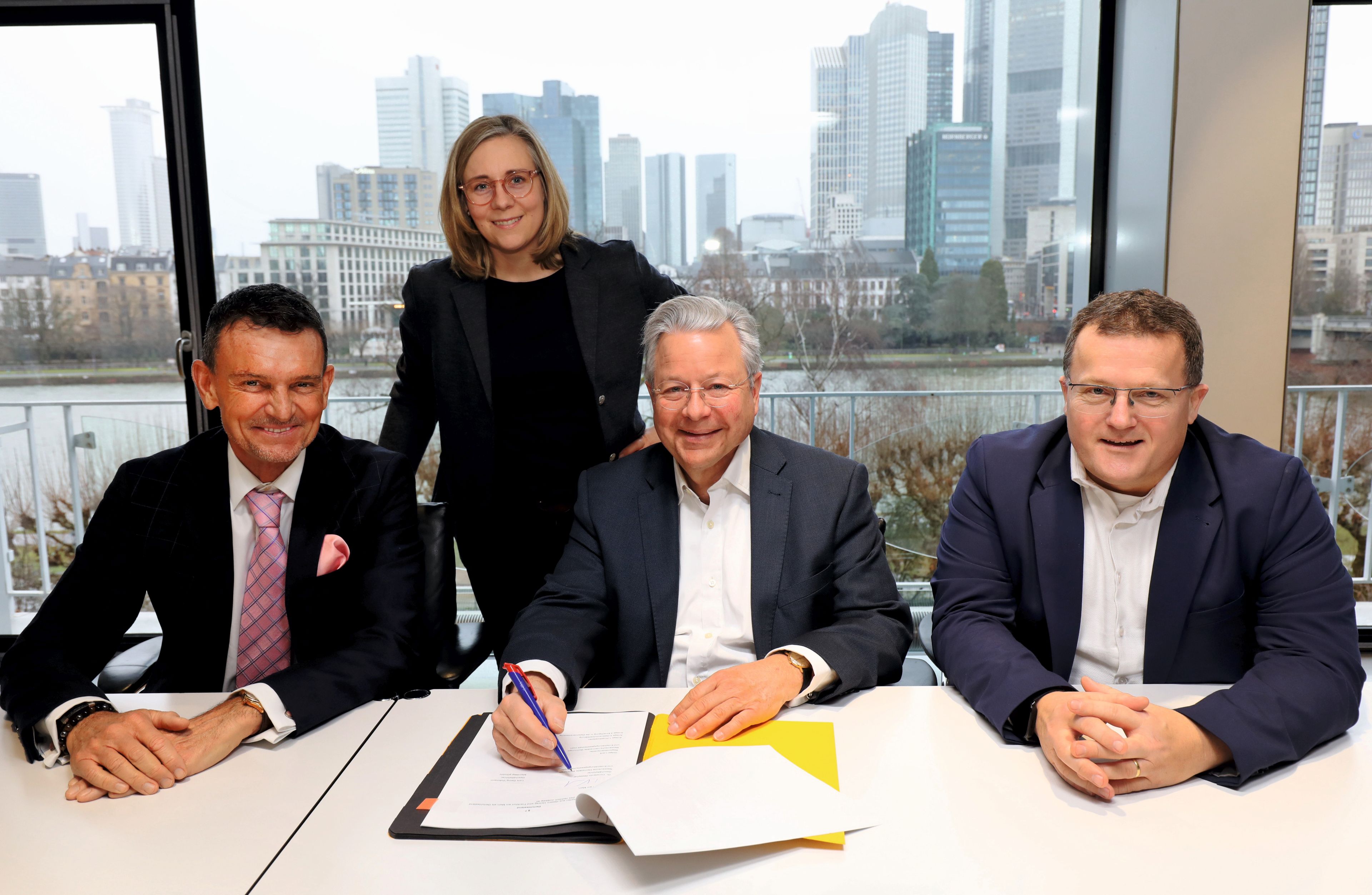 NHW-Geschäftsführer Dr. Constantin Westphal (2. v. re.), Holger Lack, Leiter NHW-Regionalcenter Frankfurt (re.), Servicecenterleiterin Carolin Racky und MainWeg-Geschäftsführer Lars Volkmann bei der Vertragsunterzeichnung in Frankfurt.