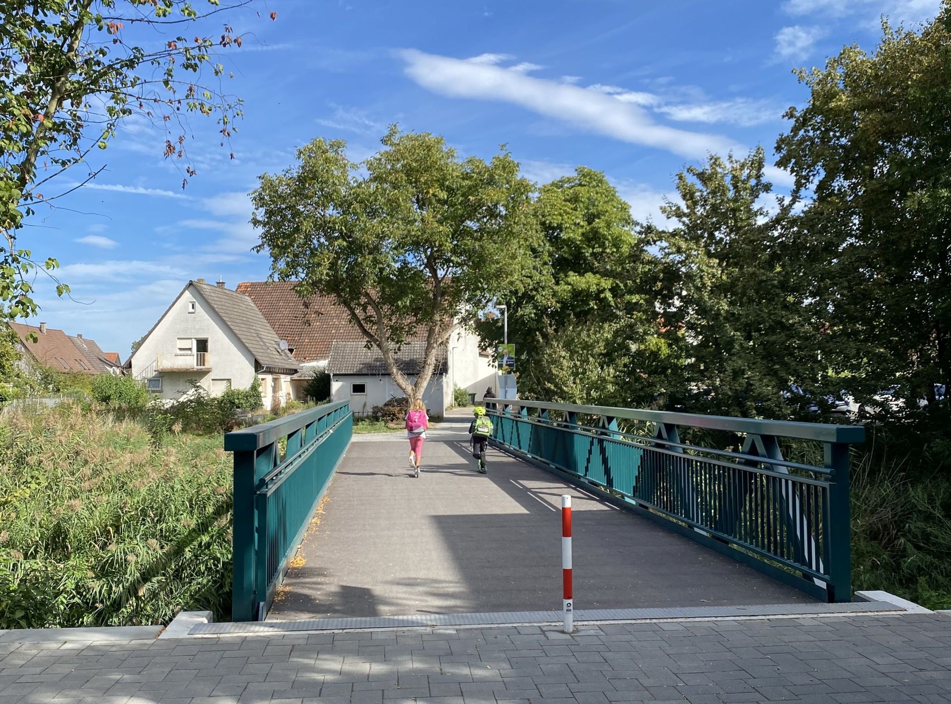 Blick auf den neuen Schulsteg über die Weschnitz in der Gemeinde Einhausen
