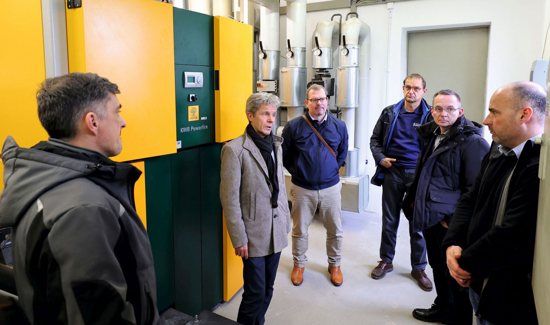 Ortstermin an der neuen Pelletanlage mit Urban Keller (Leiter FB Multimedia/Contracting bei der MET), Björn Künstler (MET) und Johannes Möller (MET) sowie Matthias Otto (Leiter NHW-Servicecenter Kassel) und Heiko Pfister (NHW-Objektmanager).