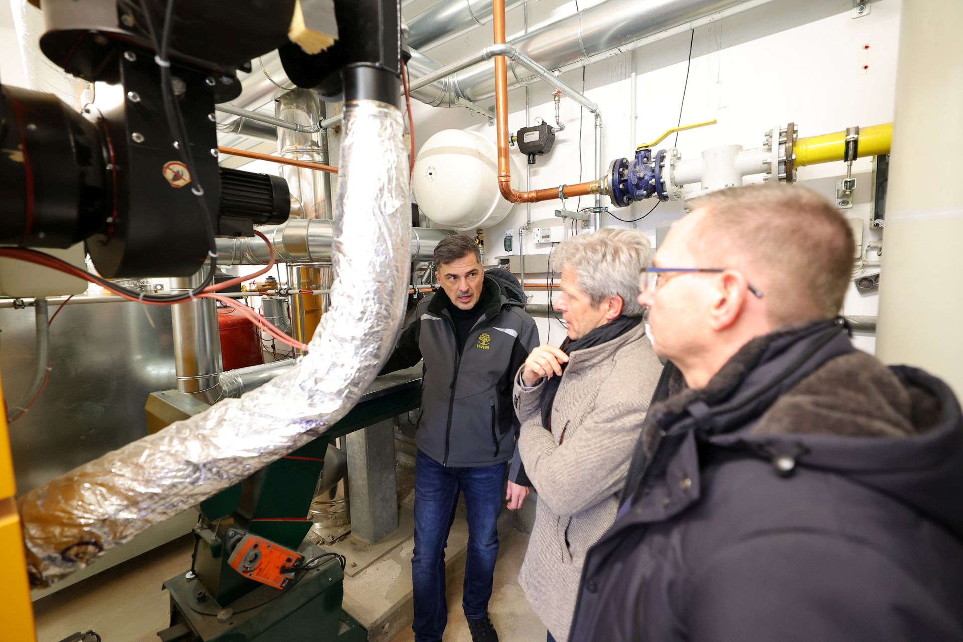 Drei Männer in einem Technikraum, zwei davon von der NHW: Urban Keller und Matthias Otto.